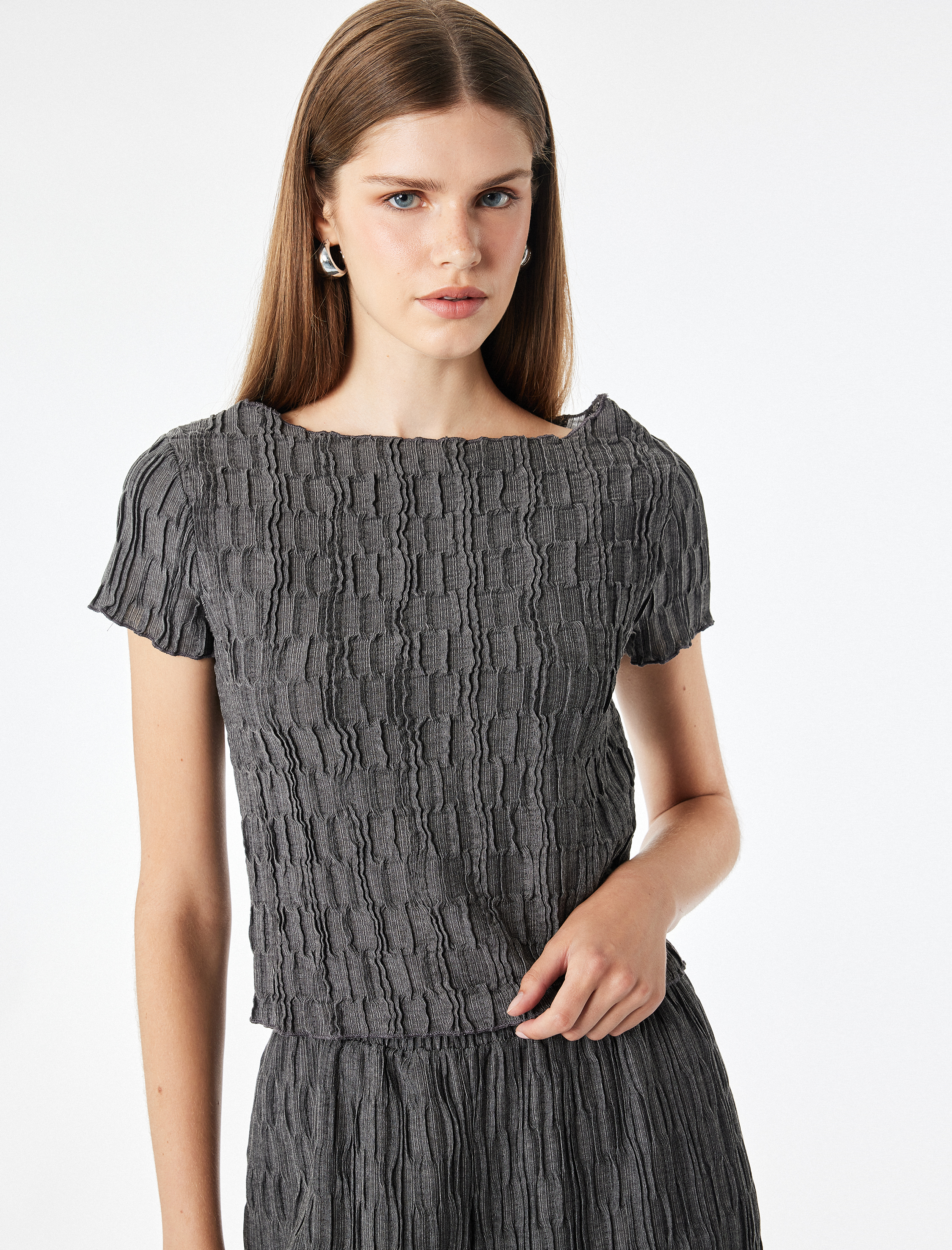   Bürümcük Kumaş Dokulu Slim Fit Kayık Yaka Kısa Kollu Tişört