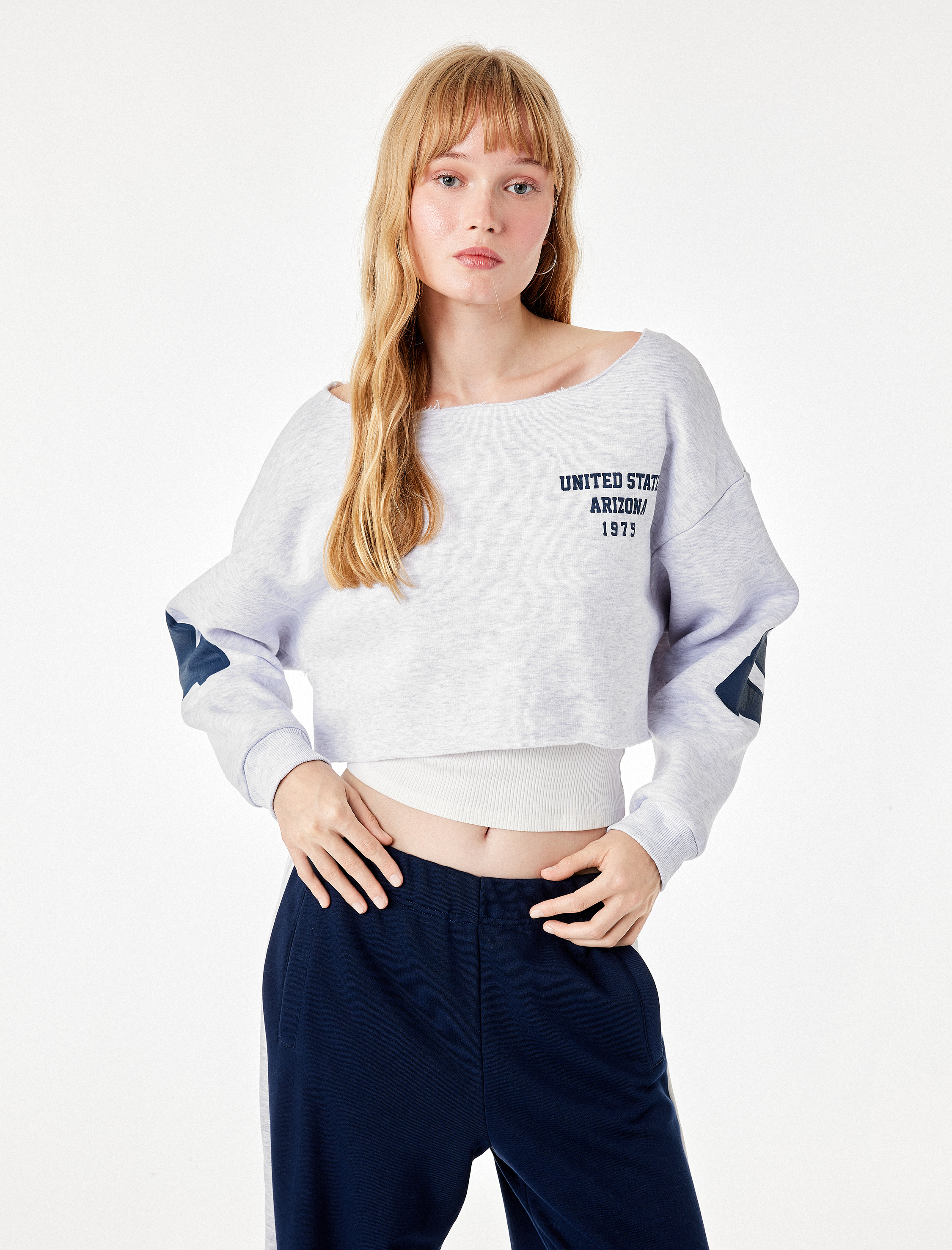   Rahat Kalıp Üç İplik Şardonlu Kayık Yaka Uzun Kollu Baskılı Crop Sweatshirt