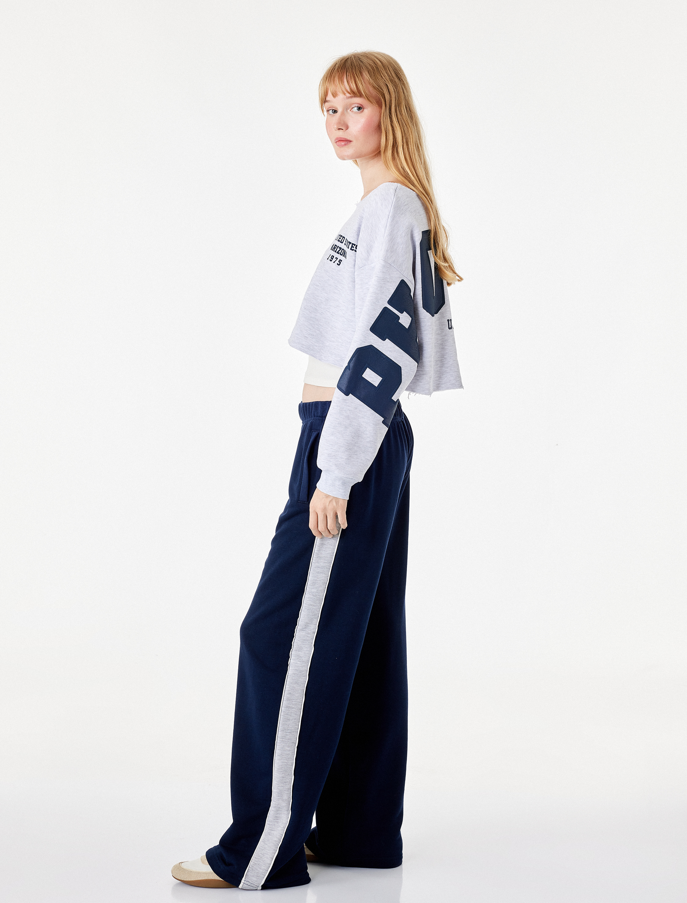   Rahat Kalıp Üç İplik Şardonlu Kayık Yaka Uzun Kollu Baskılı Crop Sweatshirt