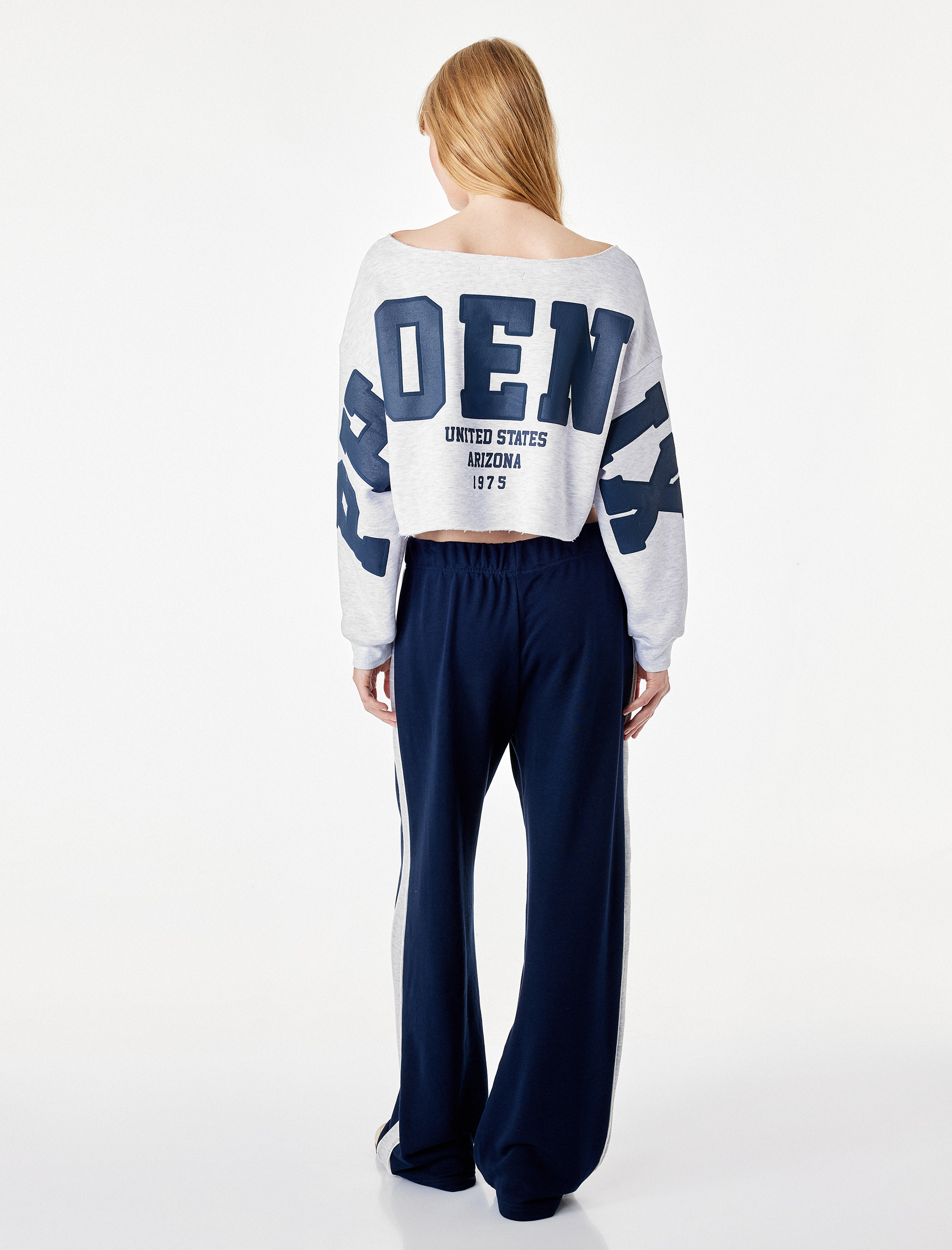   Rahat Kalıp Üç İplik Şardonlu Kayık Yaka Uzun Kollu Baskılı Crop Sweatshirt