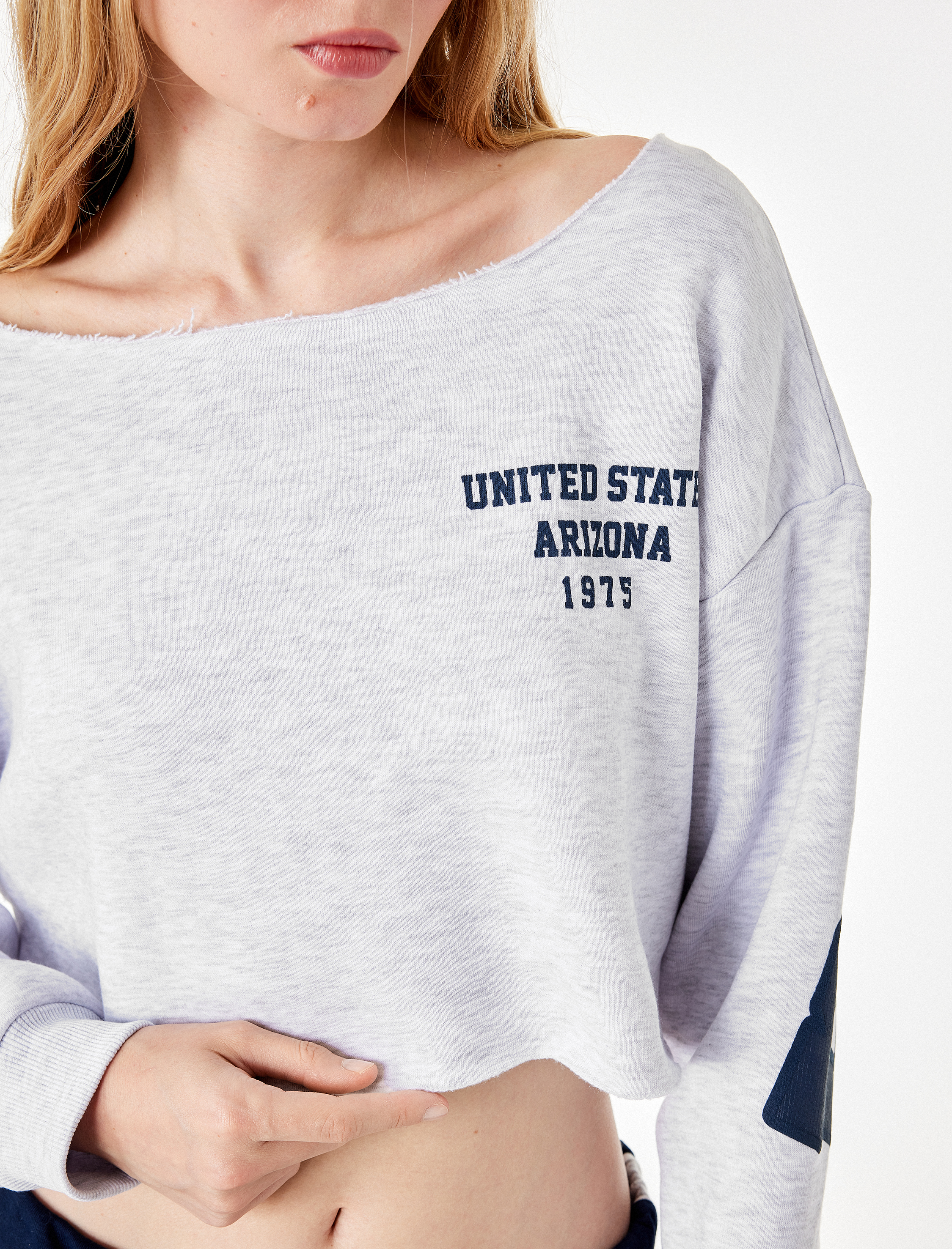   Rahat Kalıp Üç İplik Şardonlu Kayık Yaka Uzun Kollu Baskılı Crop Sweatshirt