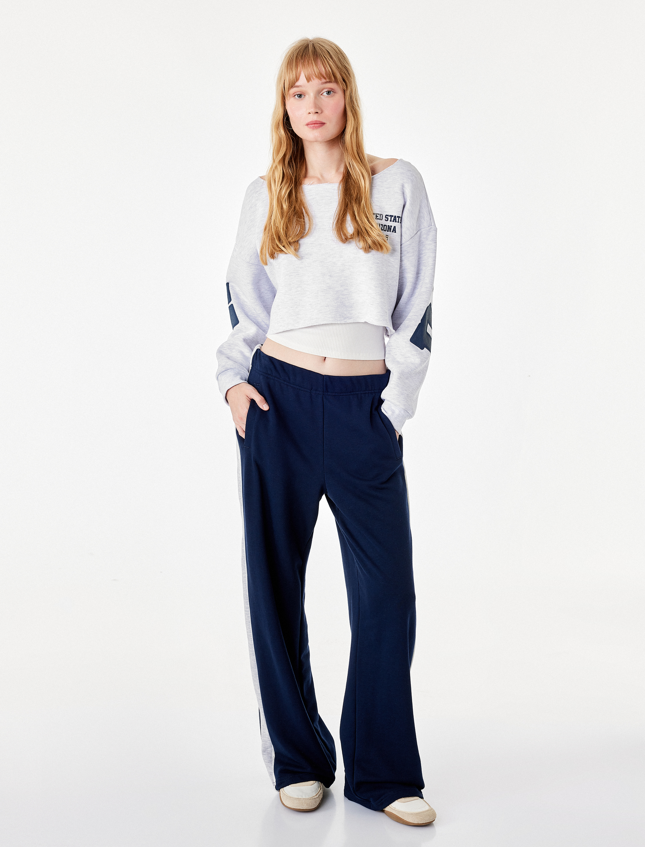   Rahat Kalıp Üç İplik Şardonlu Kayık Yaka Uzun Kollu Baskılı Crop Sweatshirt