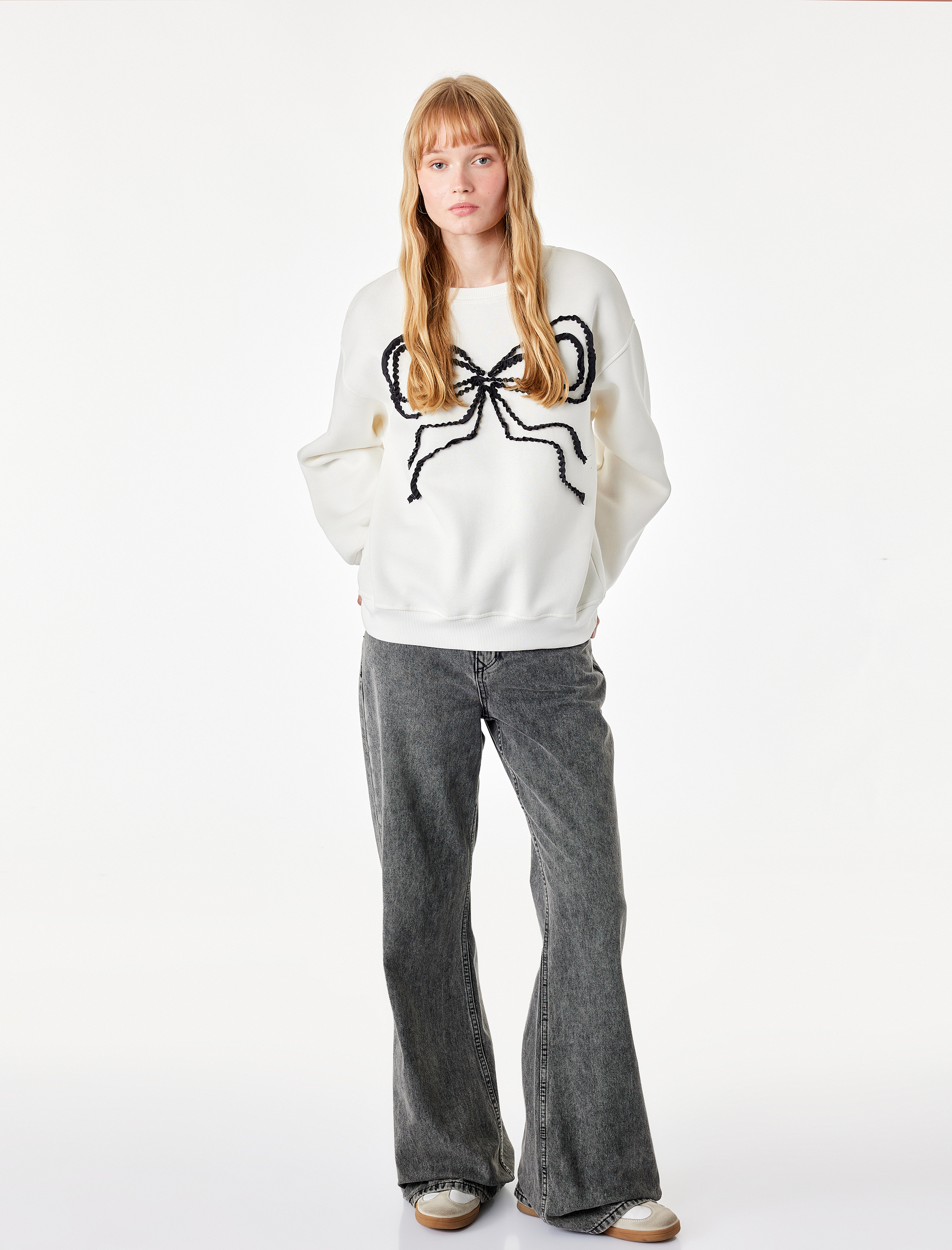   Üç İplik Şardonlu Fiyonk Nakışlı Bisiklet Yaka Uzun Kollu Sweatshirt