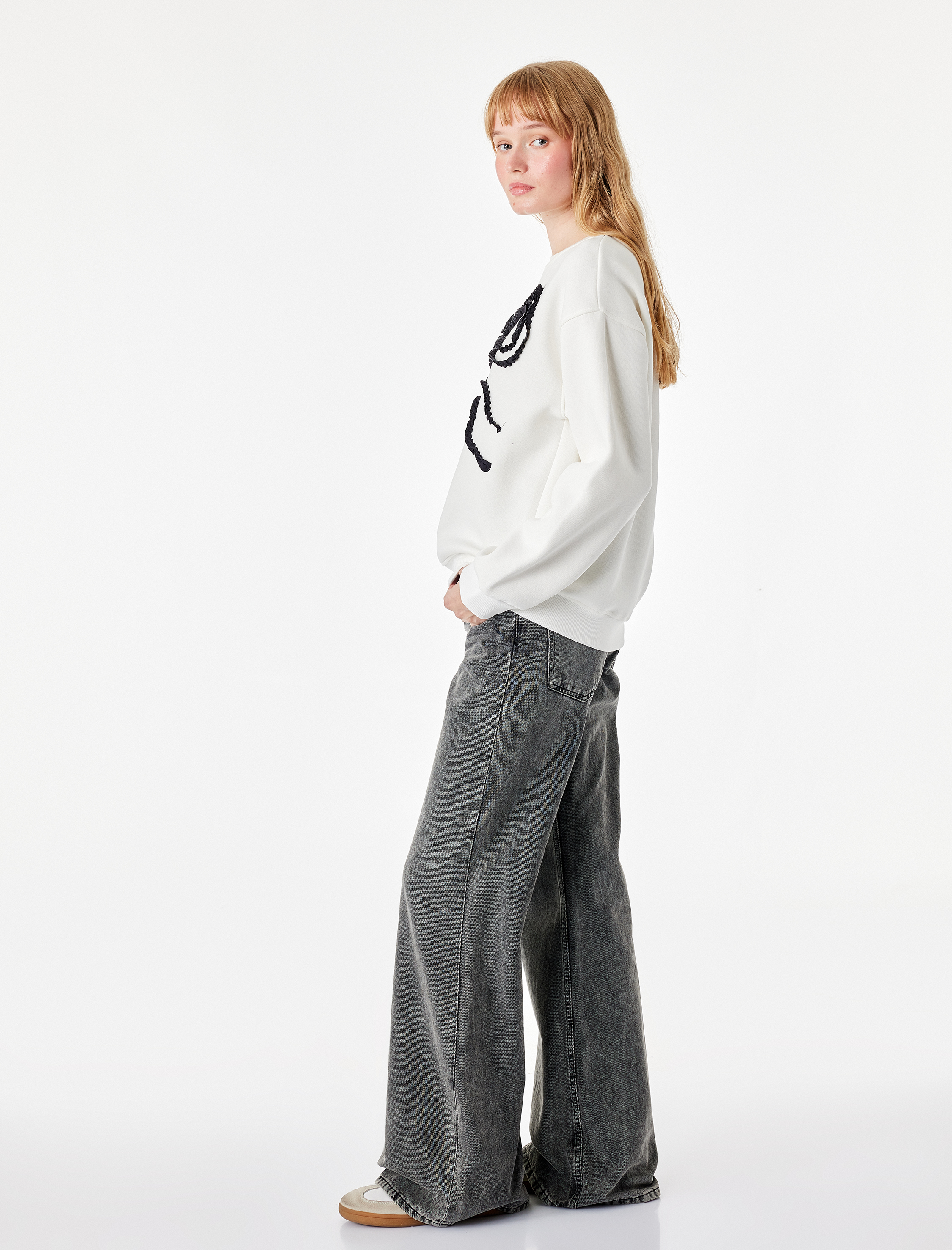   Üç İplik Şardonlu Fiyonk Nakışlı Bisiklet Yaka Uzun Kollu Sweatshirt