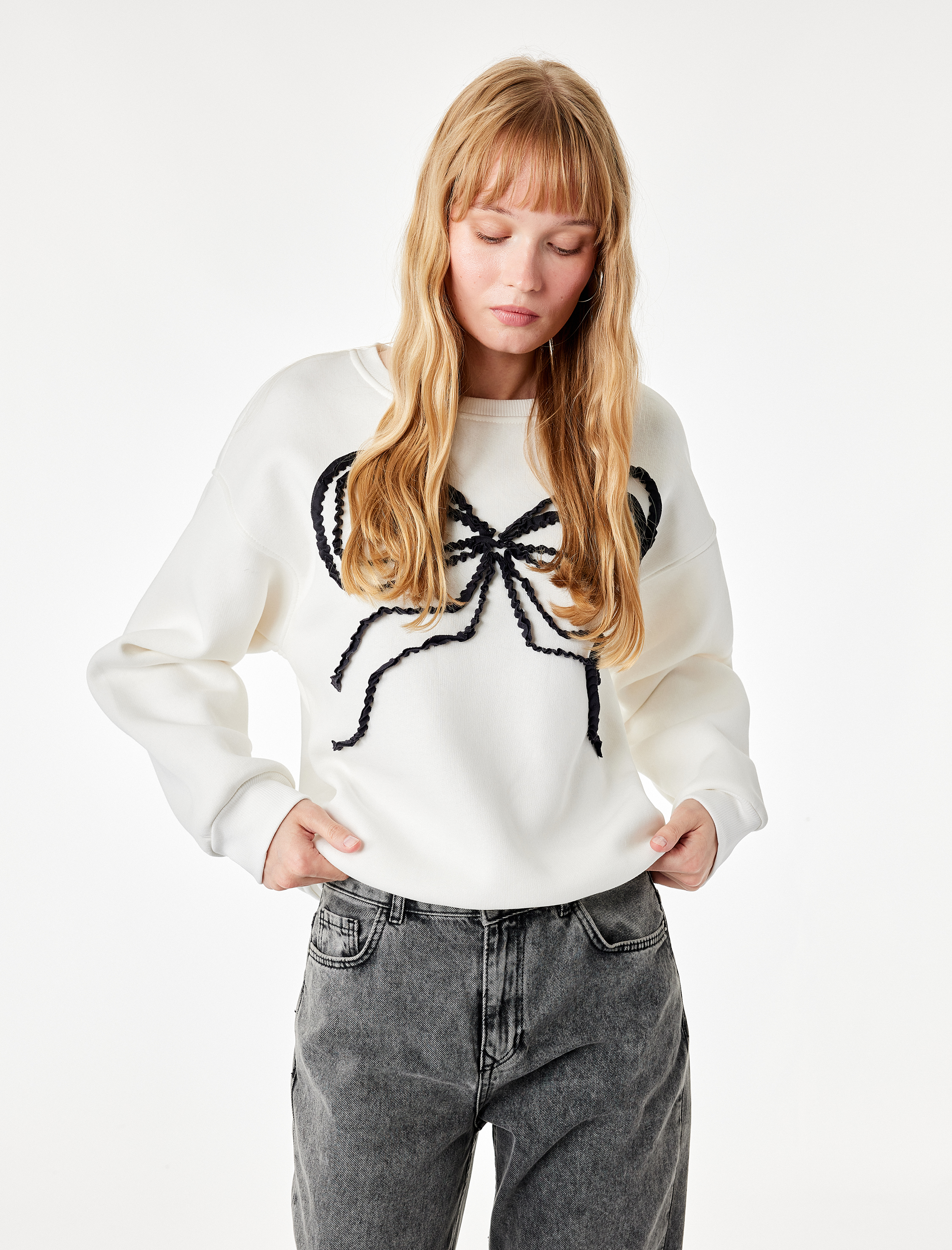   Üç İplik Şardonlu Fiyonk Nakışlı Bisiklet Yaka Uzun Kollu Sweatshirt