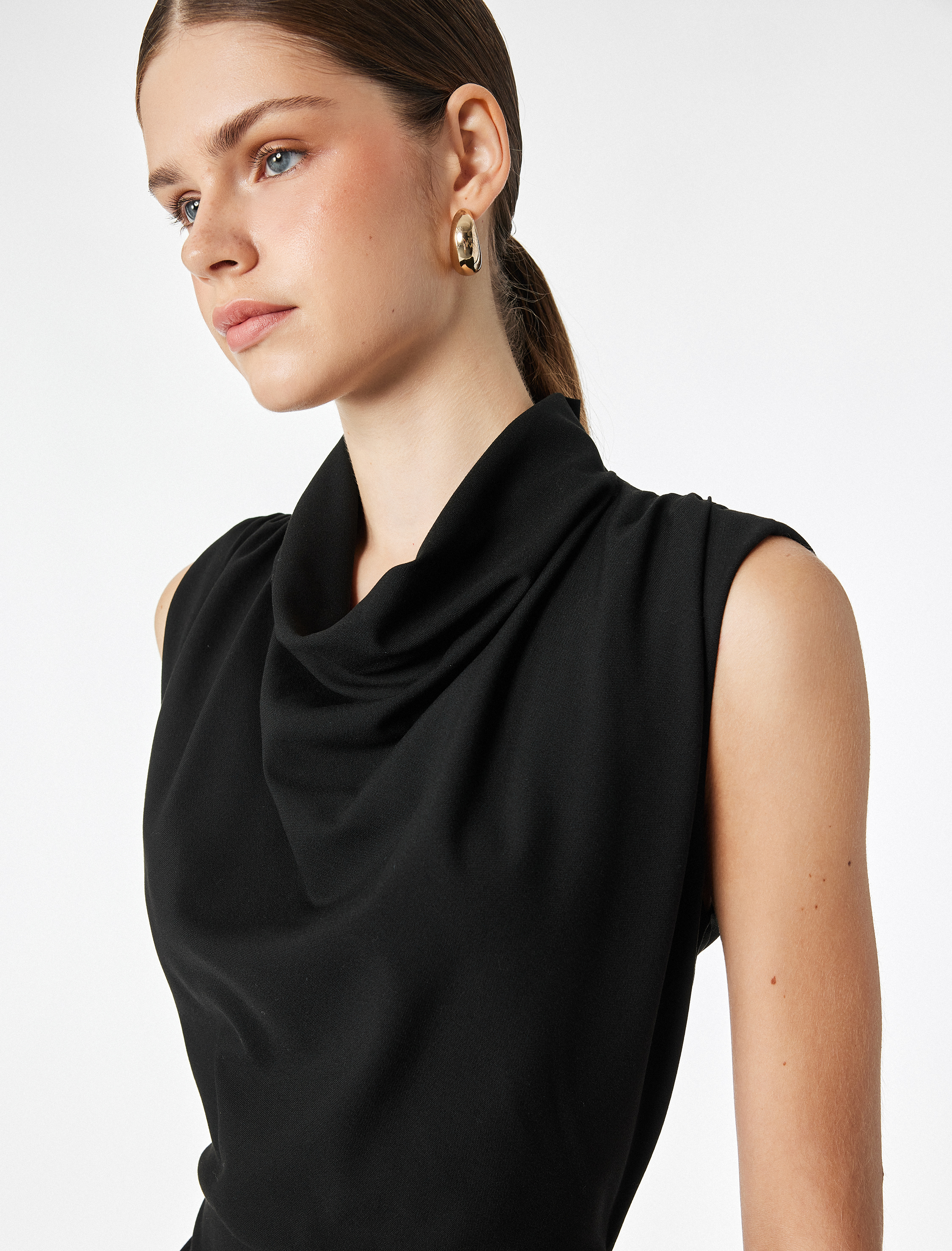   Viskon Karışımlı Drape Detaylı Degaje Yaka Kolsuz Mini Elbise