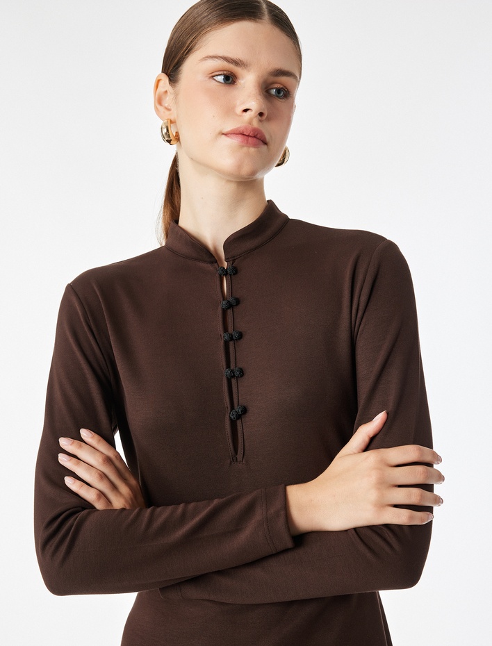  Slim Fit Yırtmaç Detaylı Uzun Kollu Düğmeli Dik Qipao Yaka Midi Elbise