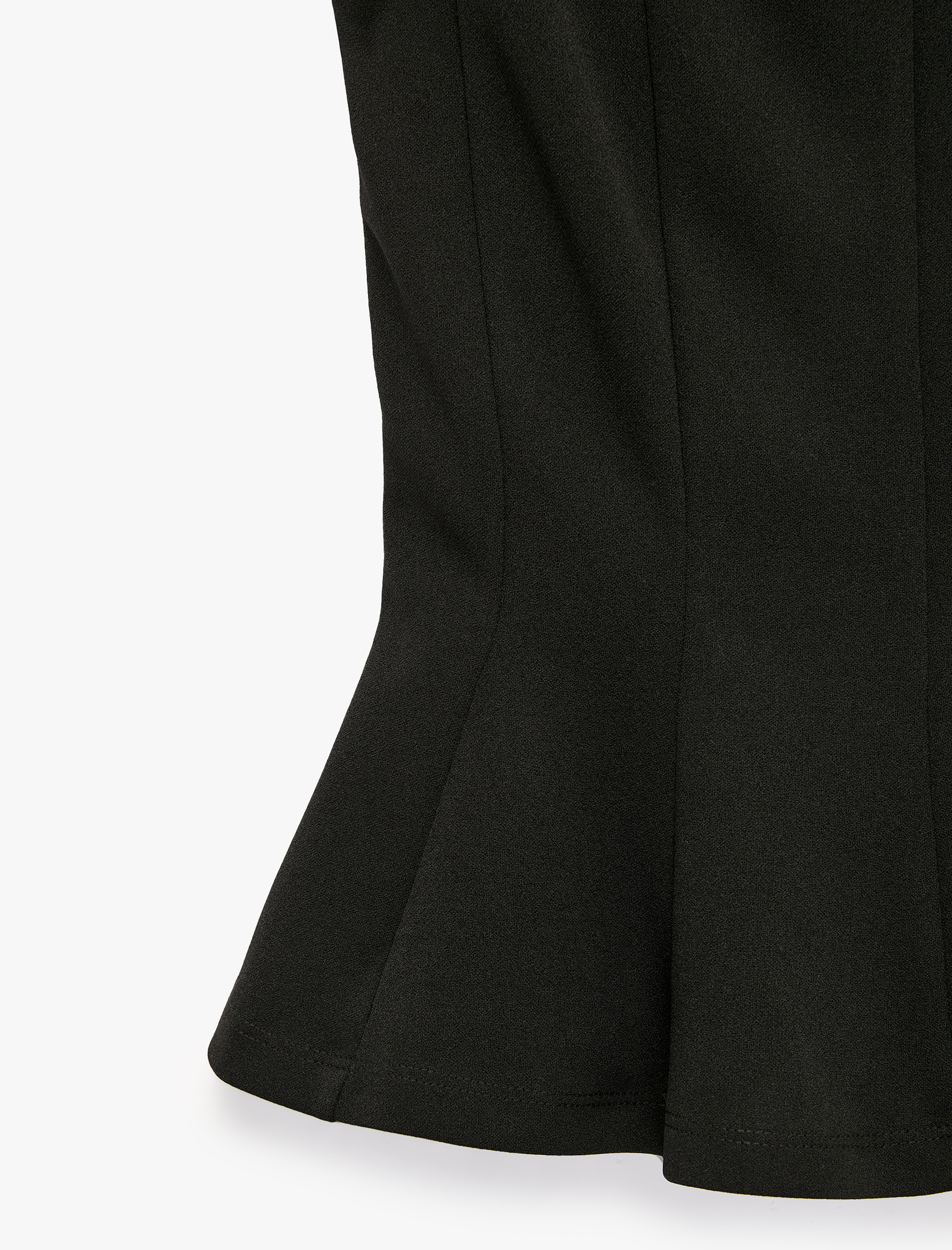   Krep Scuba Kumaş Fiyonk Detaylı Kayık Yaka Kolsuz Peplum Bluz