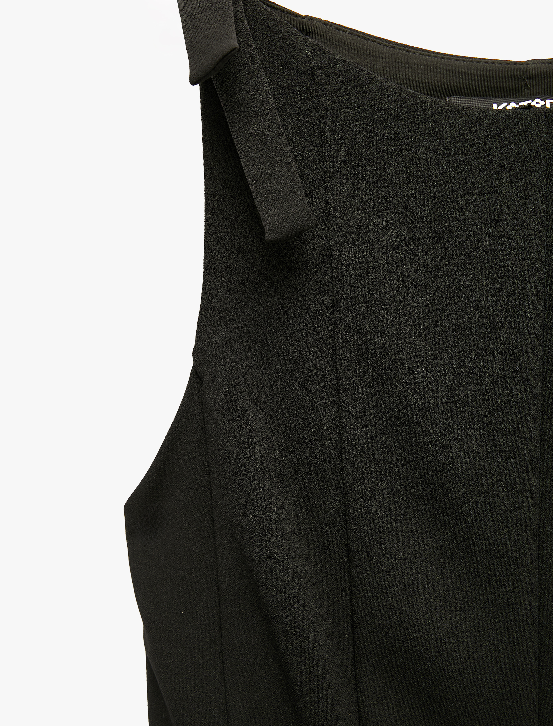   Krep Scuba Kumaş Fiyonk Detaylı Kayık Yaka Kolsuz Peplum Bluz