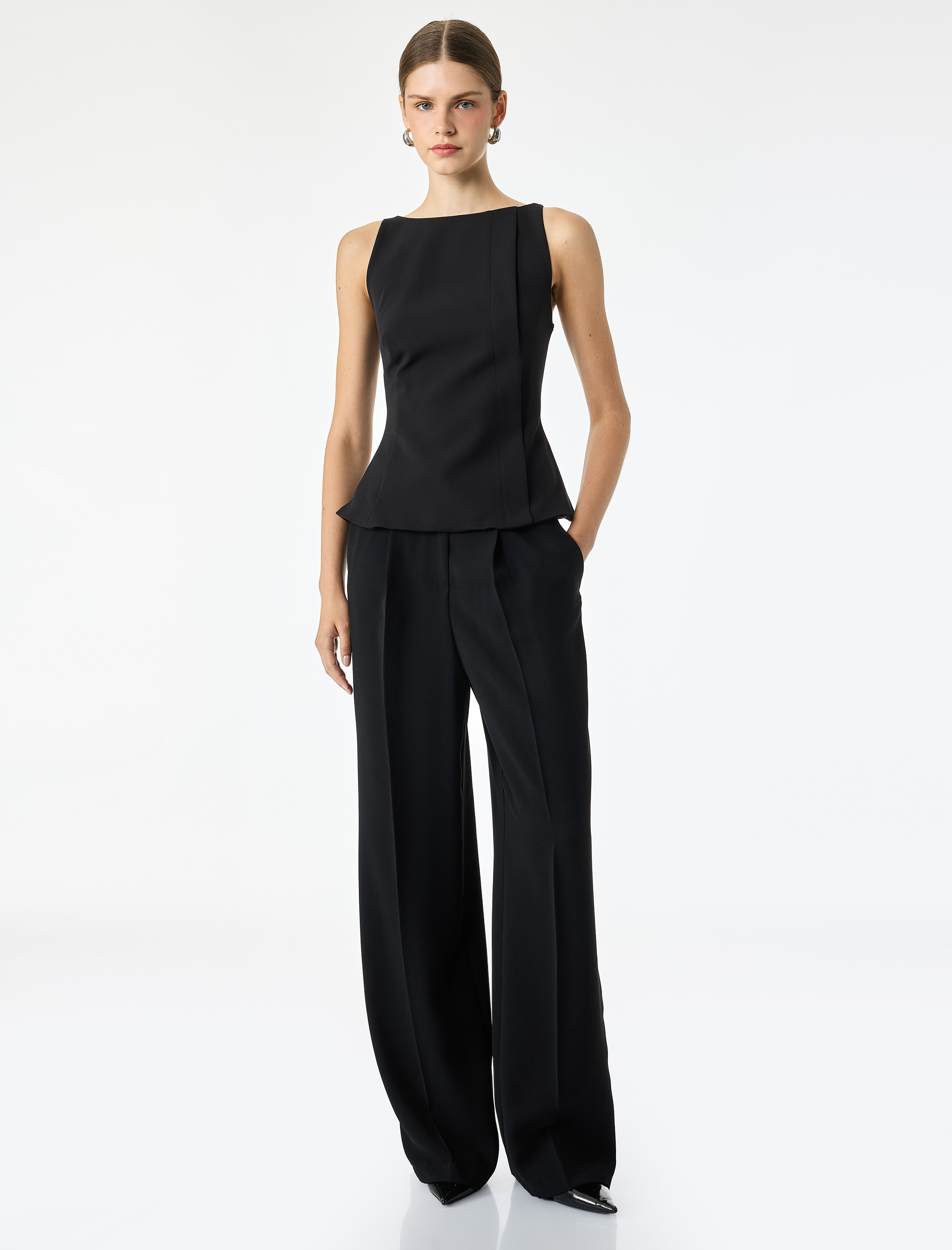   Slim Fit Bisiklet Yaka Kolsuz Peplum Bluz
