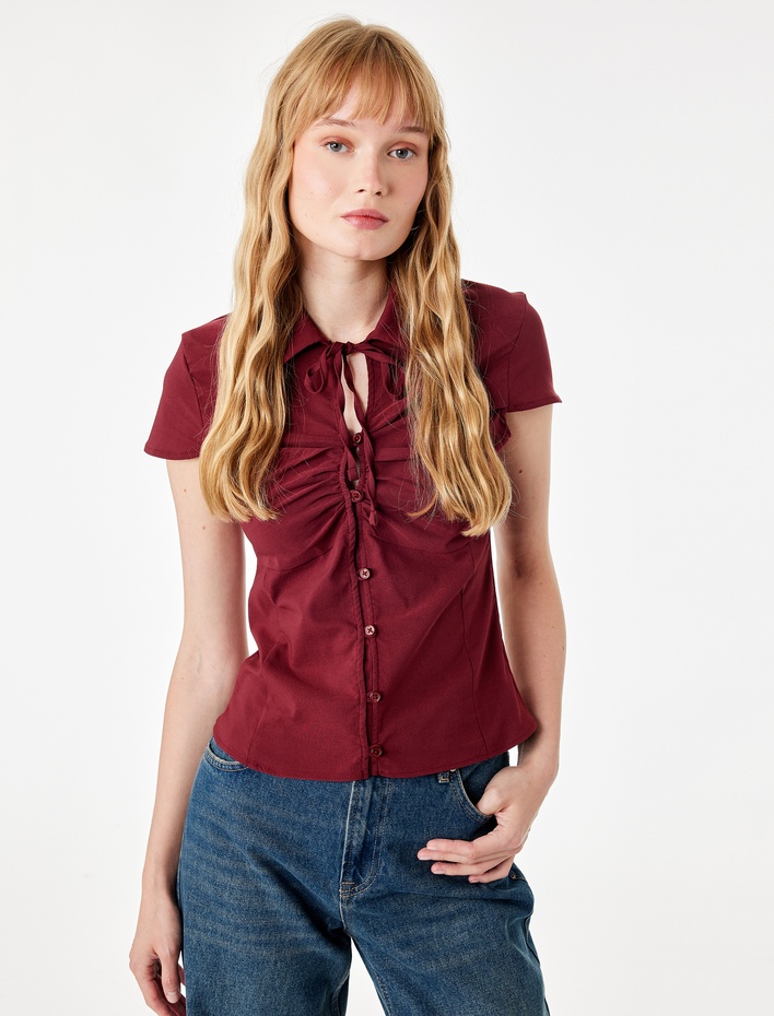  Slim Fit Düğmeli Büzgülü Klasik Yaka Bağcık Detaylı Kısa Kollu Bluz
