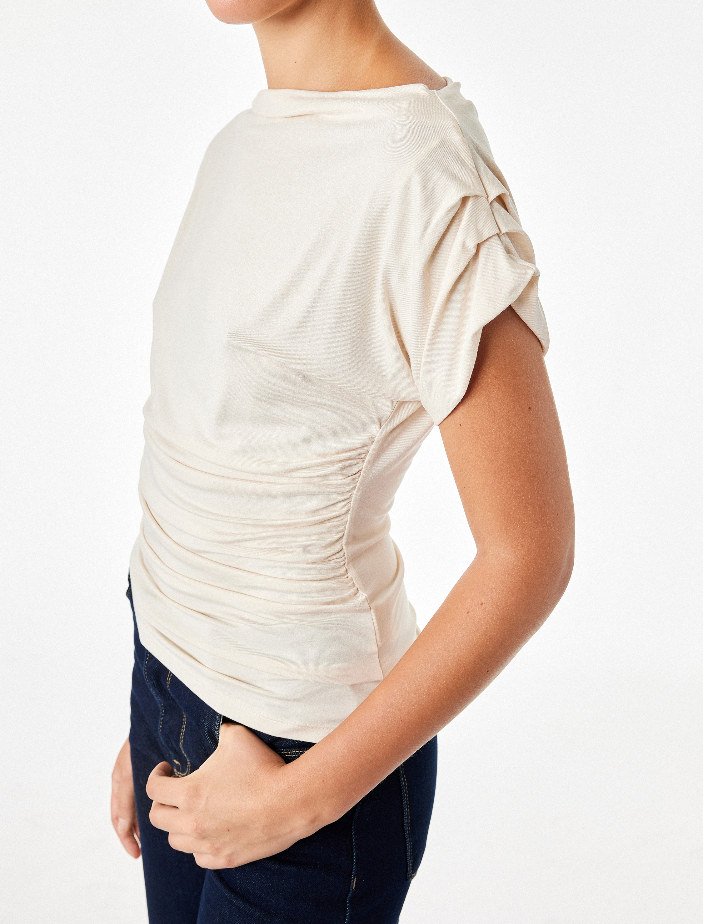  Slim Fit Asimetrik Kesim Kayık Yaka Omzu Açık Kısa Kollu Viskon Bluz