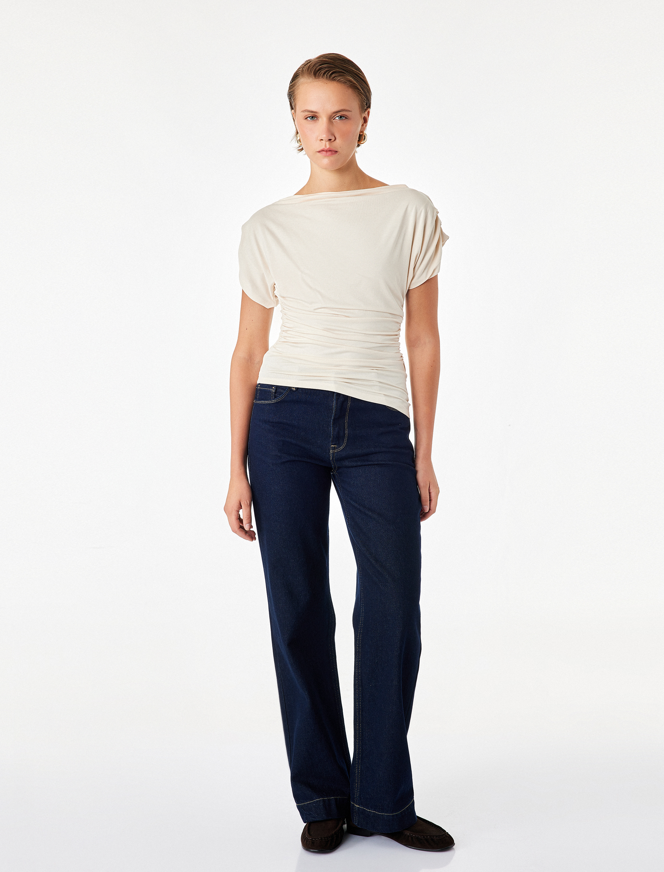   Slim Fit Asimetrik Kesim Kayık Yaka Omzu Açık Kısa Kollu Viskon Bluz