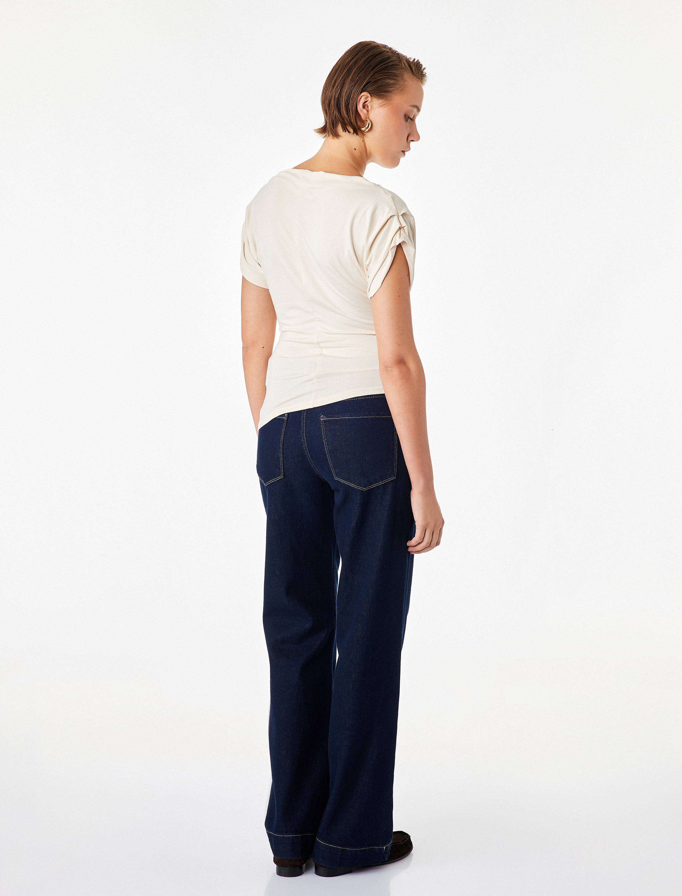   Slim Fit Asimetrik Kesim Kayık Yaka Omzu Açık Kısa Kollu Viskon Bluz