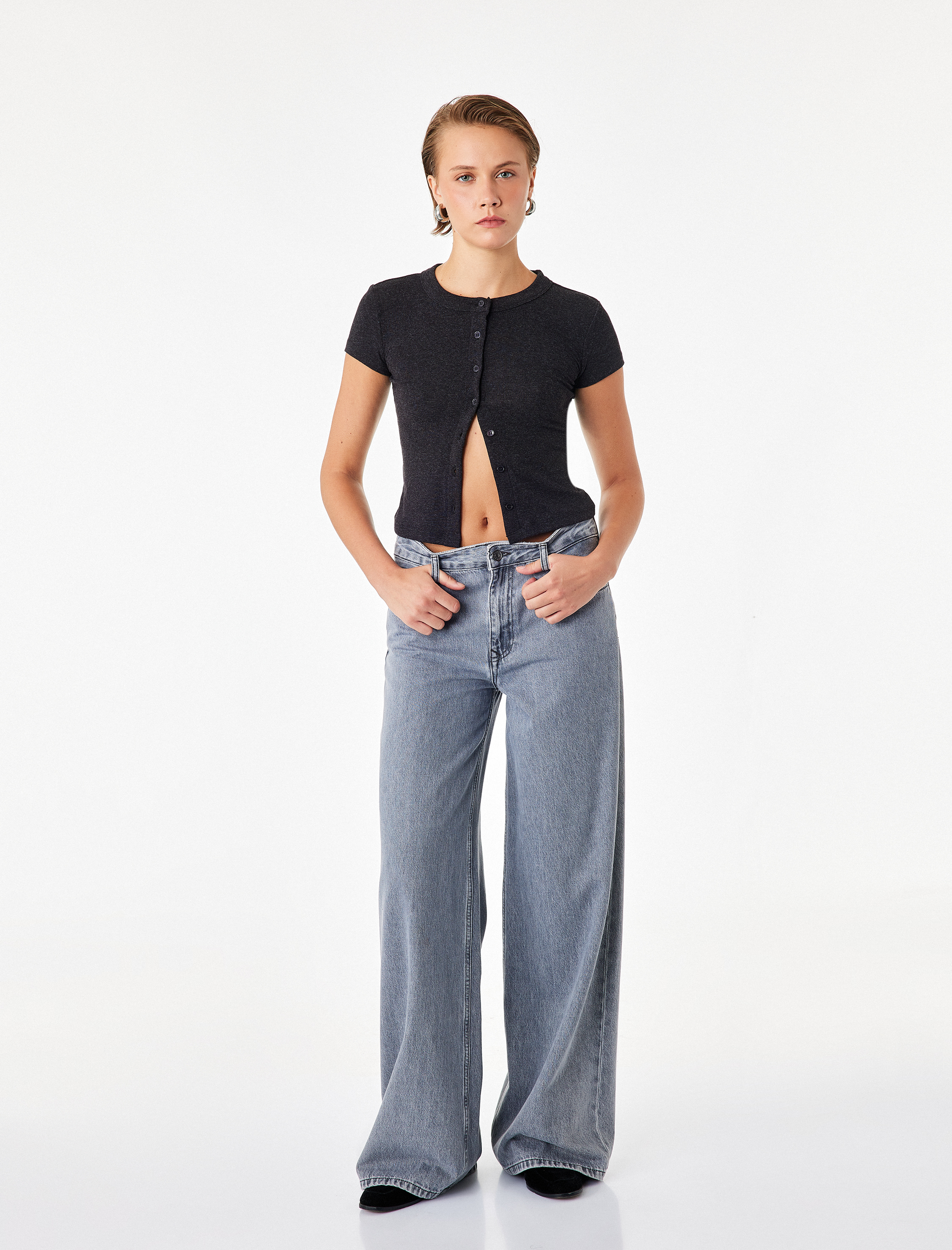   Slim Fit Düğmeli Bisiklet Yaka Kısa Kollu Hırka