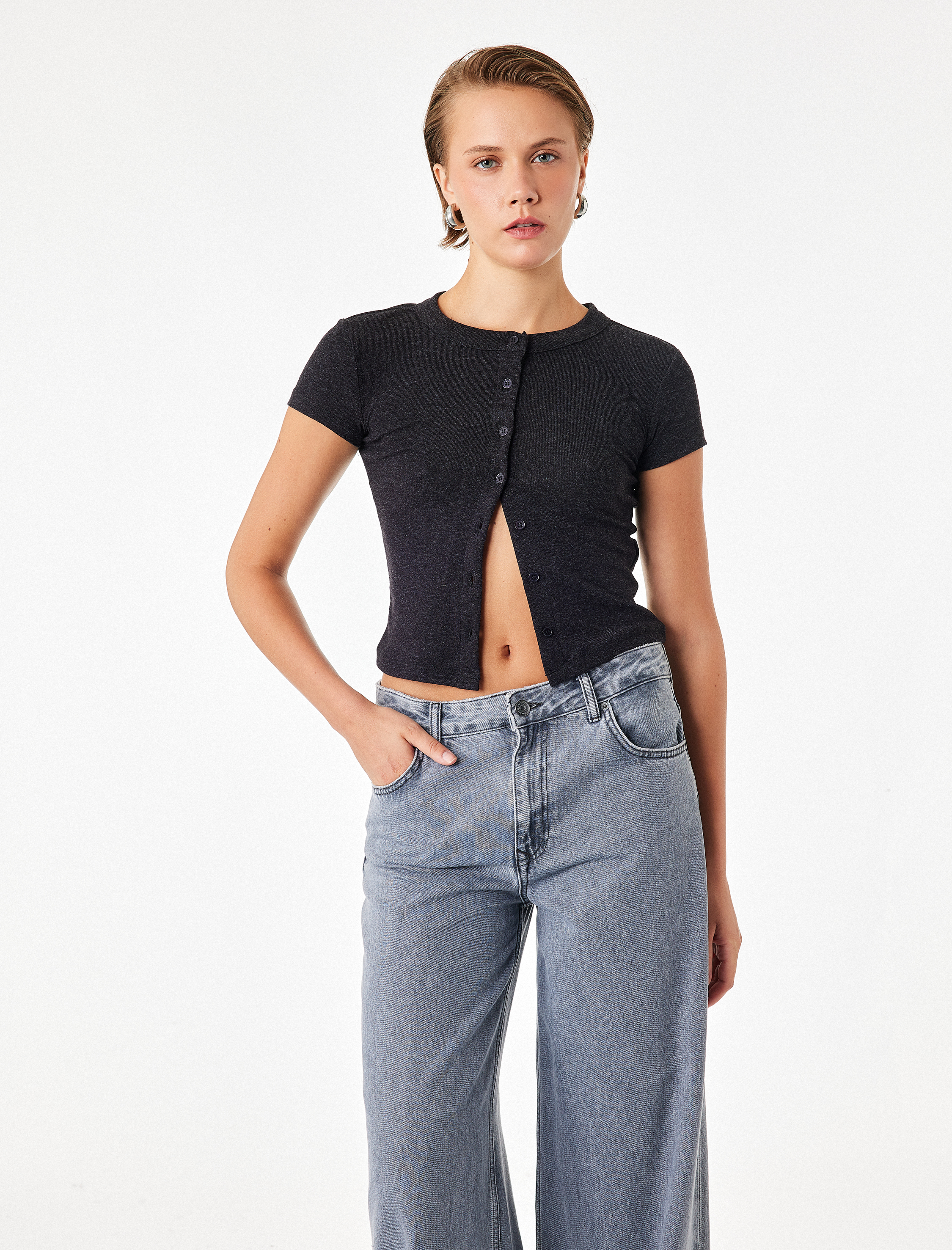   Slim Fit Düğmeli Bisiklet Yaka Kısa Kollu Hırka