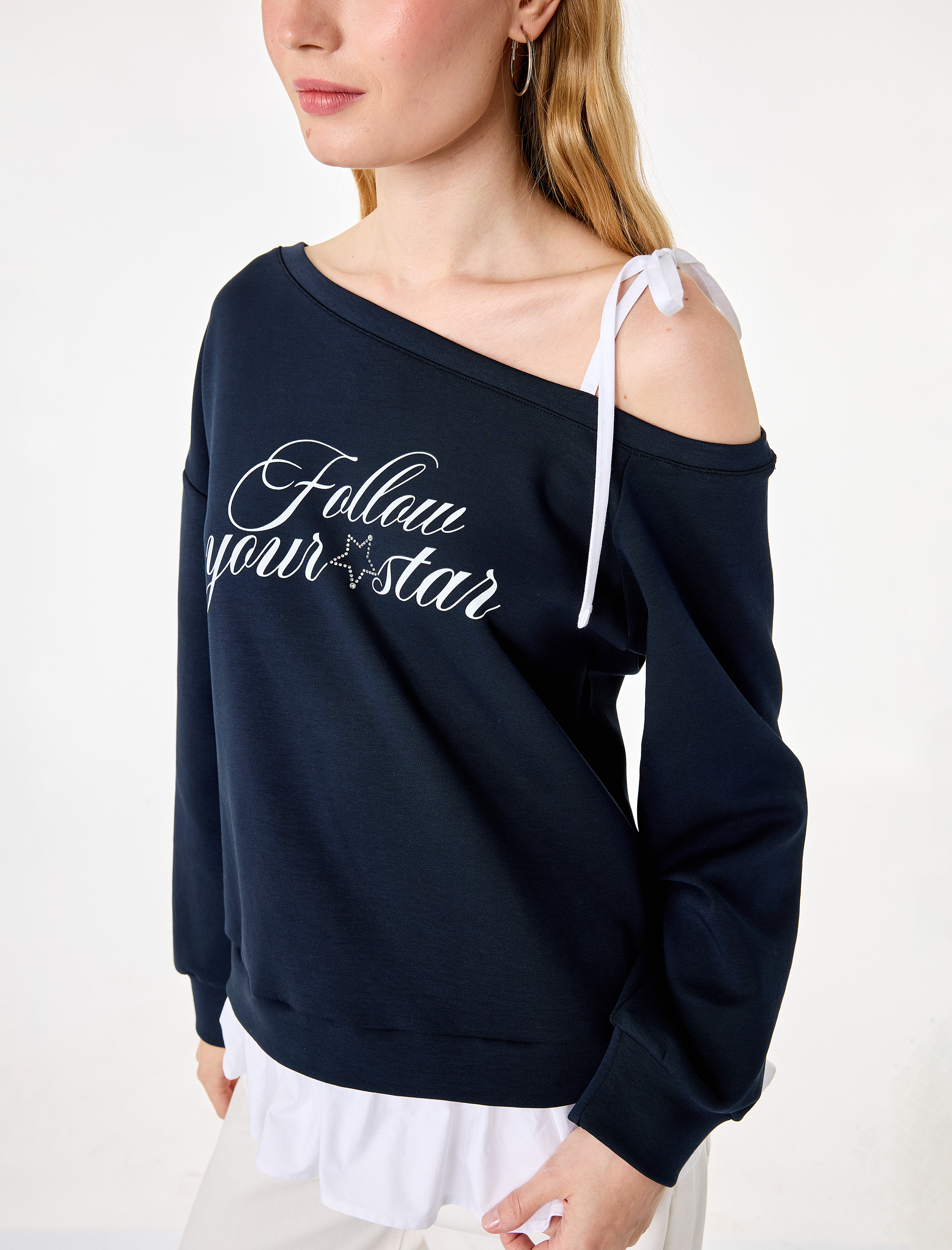   Pamuklu Asimetrik Yaka Tek Askılı Baskılı Uzun Kollu Sweatshirt