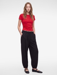 Pamuklu Slim Fit Kayık Yaka Kısa Kollu Drapeli Tişört