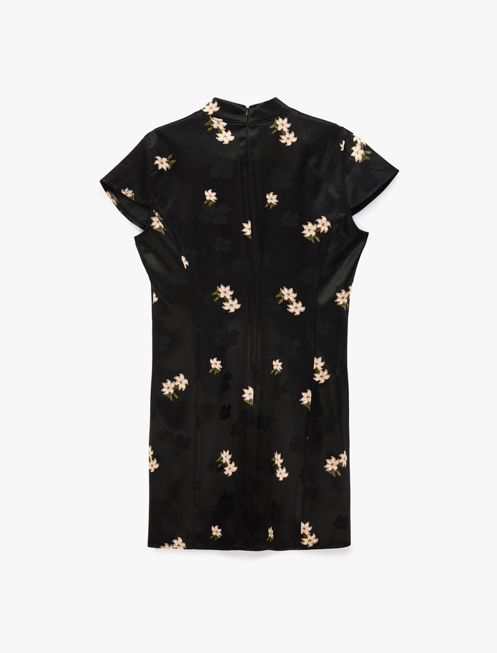  Slim Fit Süs Düğmeli Kap Kol Mandarin Yaka Çiçekli Saten Qipao Mini Elbise