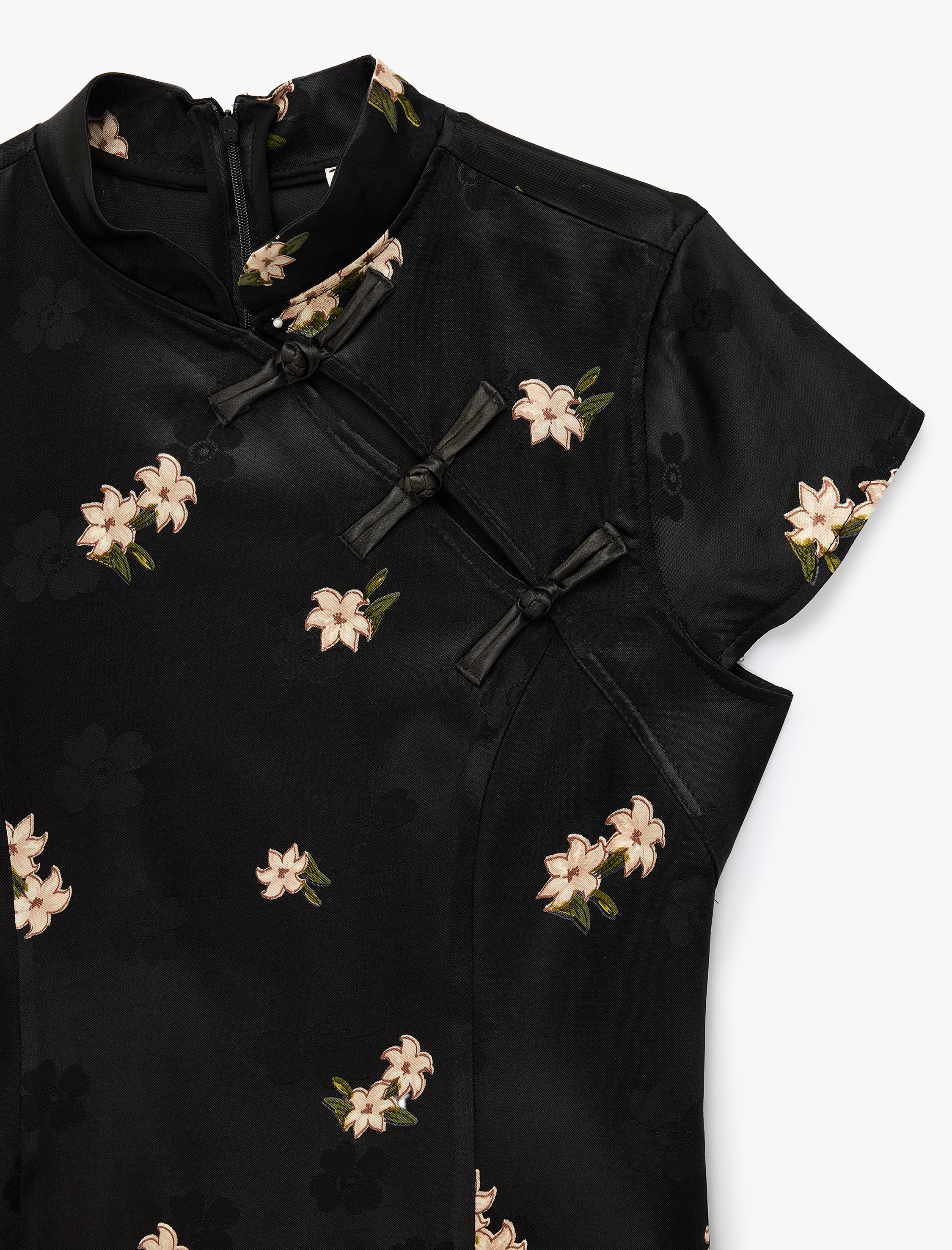   Slim Fit Süs Düğmeli Kap Kol Mandarin Yaka Çiçekli Saten Qipao Mini Elbise