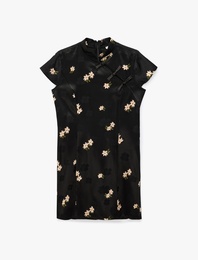 Slim Fit Süs Düğmeli Kap Kol Mandarin Yaka Çiçekli Saten Qipao Mini Elbise