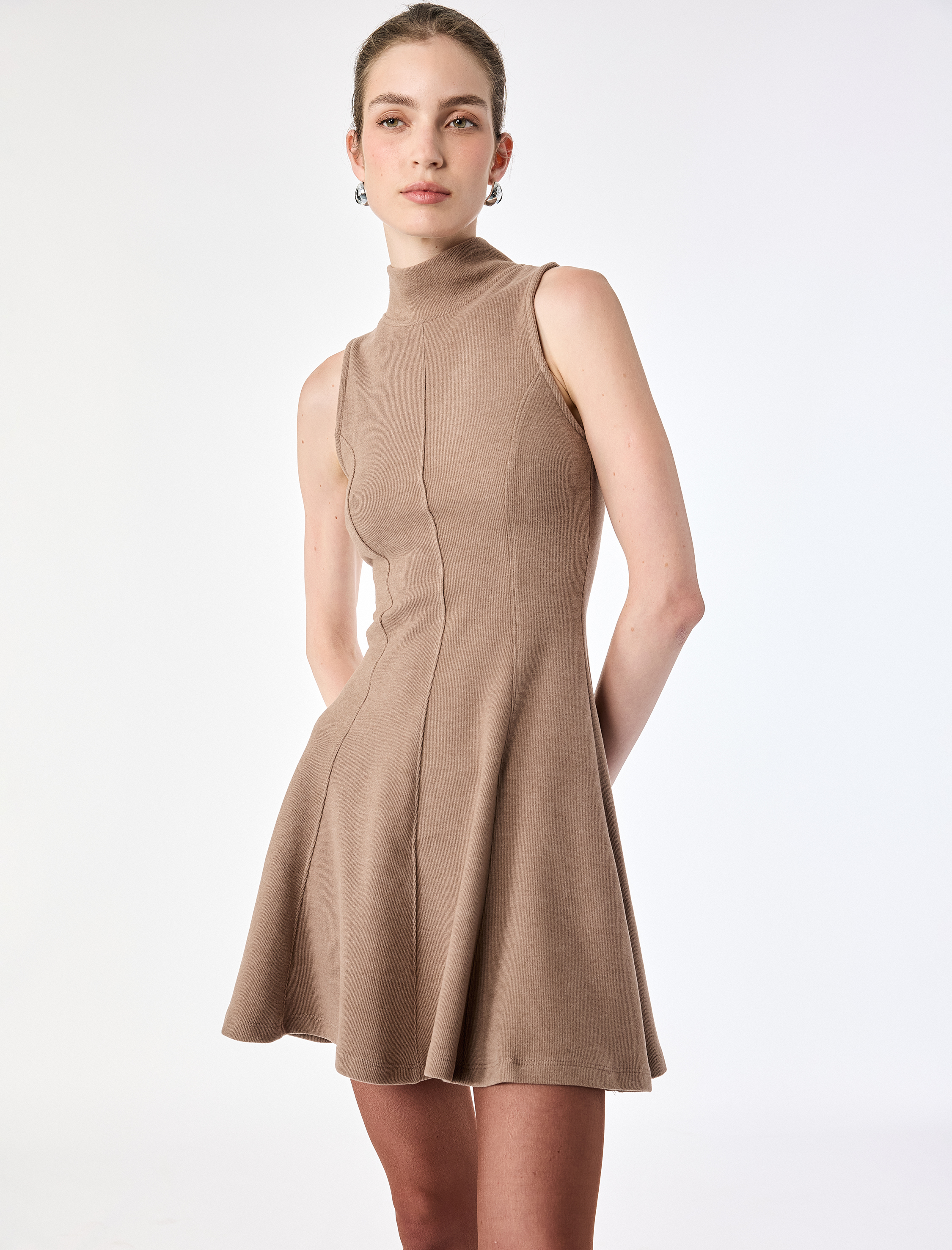   Dikiş Detaylı Slim Fit Kolsuz Dik Yaka Kloş Mini Elbise