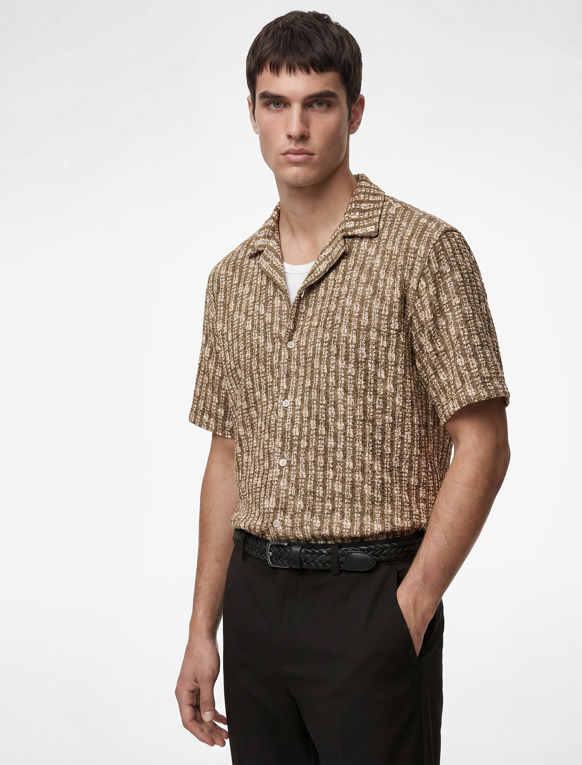   Regular Fit Düğmeli Kısa Kollu Dokulu Devrik Yaka Batik Desenli Gömlek