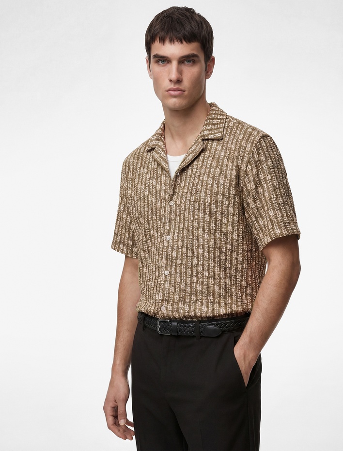  Regular Fit Düğmeli Kısa Kollu Dokulu Devrik Yaka Batik Desenli Gömlek