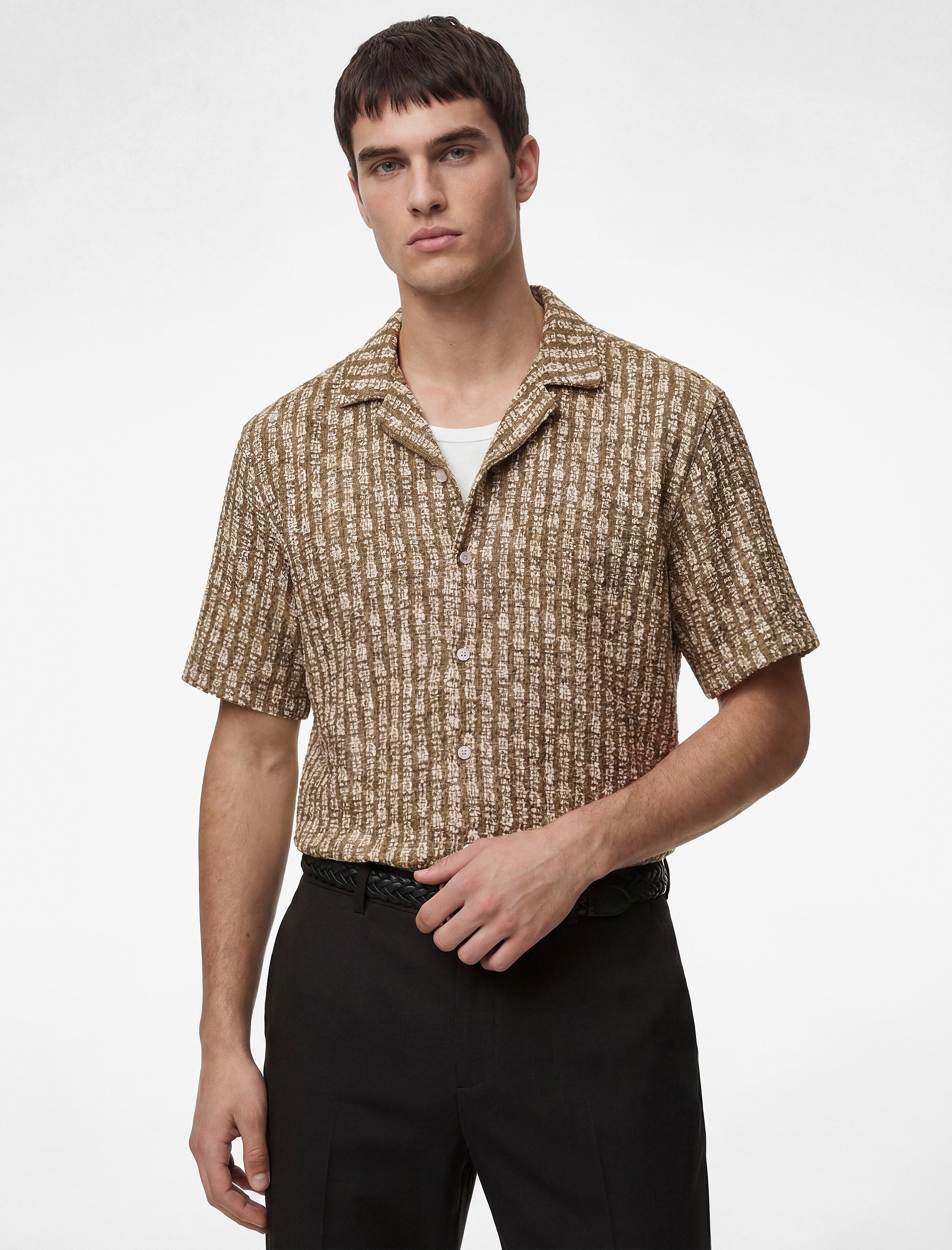   Regular Fit Düğmeli Kısa Kollu Dokulu Devrik Yaka Batik Desenli Gömlek