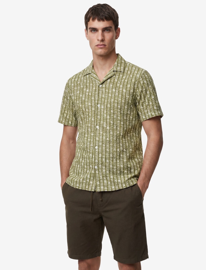  Regular Fit Düğmeli Kısa Kollu Dokulu Devrik Yaka Batik Desenli Gömlek