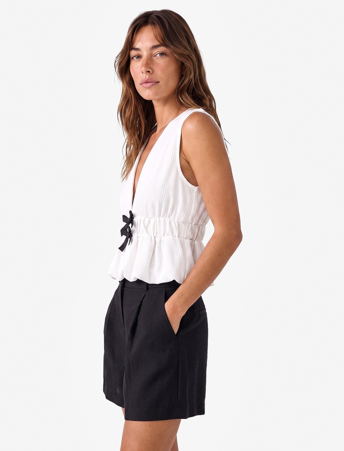  Slim Fit Beli Lastikli Yuvarlak Yaka Fiyonklu Kolsuz Bluz