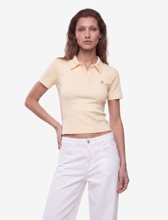  Pamuklu Slim Fit Düğmeli Kalp İşleme Detaylı Polo Yaka Kısa Kollu Fitilli Tişört