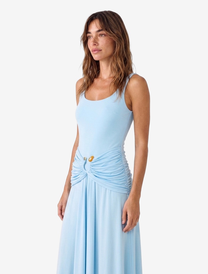  Koton X Sibil Çetinkaya - Parlak Sandy Kumaş Aksesuarlı Büzgülü Slim Fit U Yaka Askılı Uzun Elbise