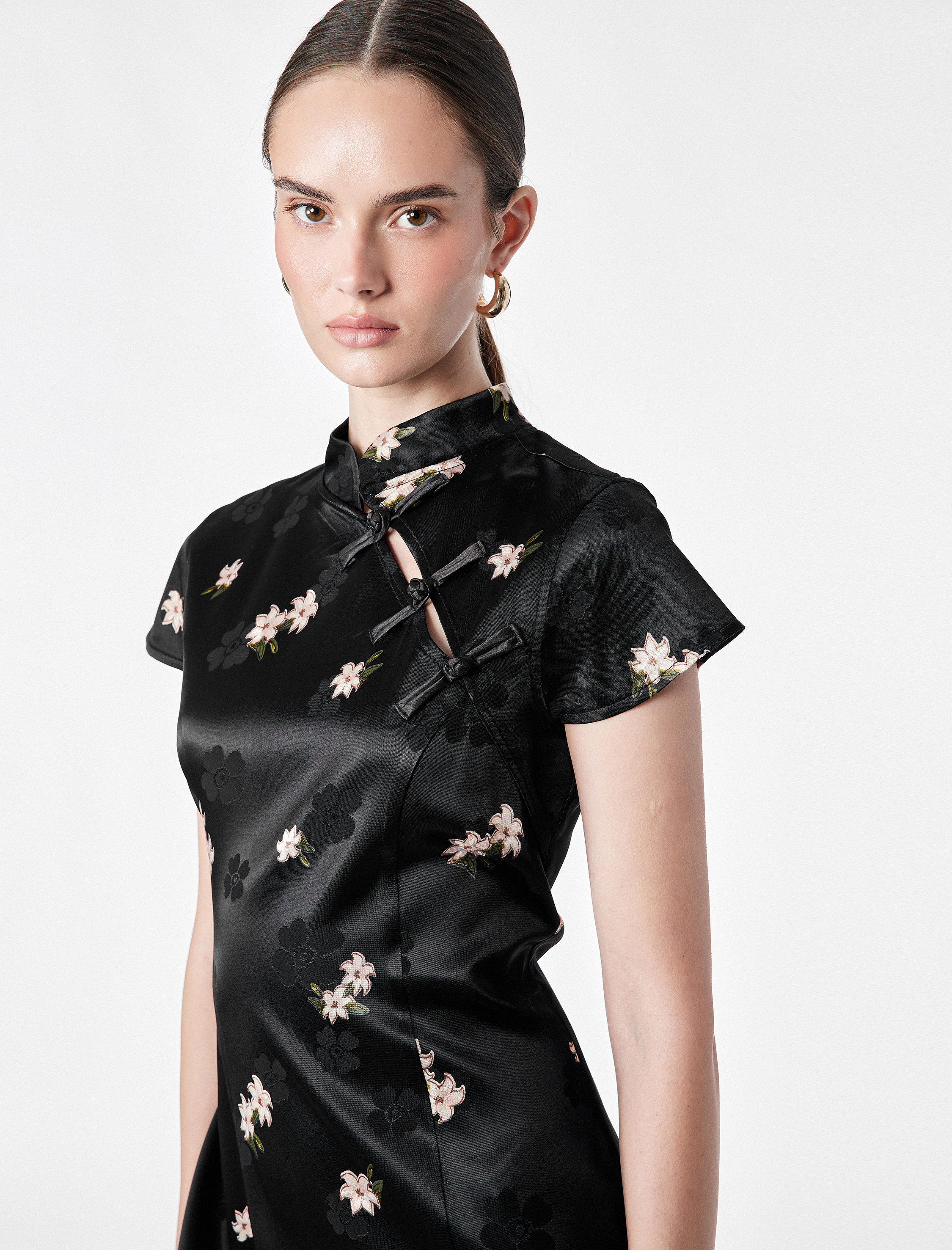  Slim Fit Süs Düğmeli Kap Kol Mandarin Yaka Çiçekli Saten Qipao Mini Elbise