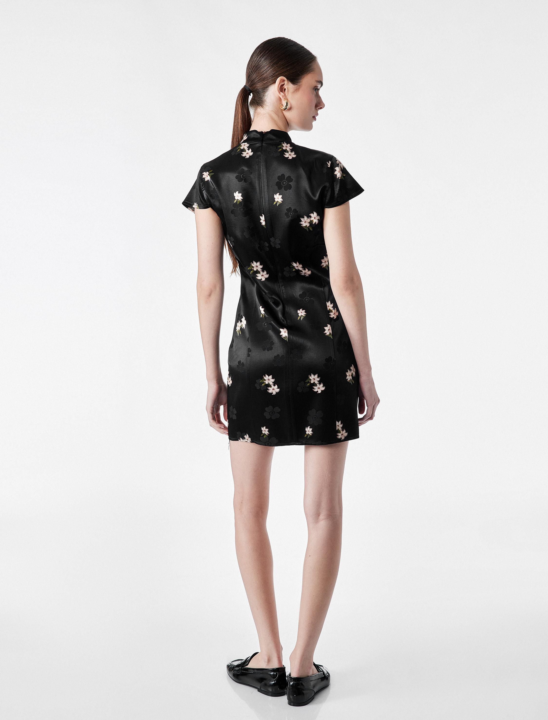   Slim Fit Süs Düğmeli Kap Kol Mandarin Yaka Çiçekli Saten Qipao Mini Elbise
