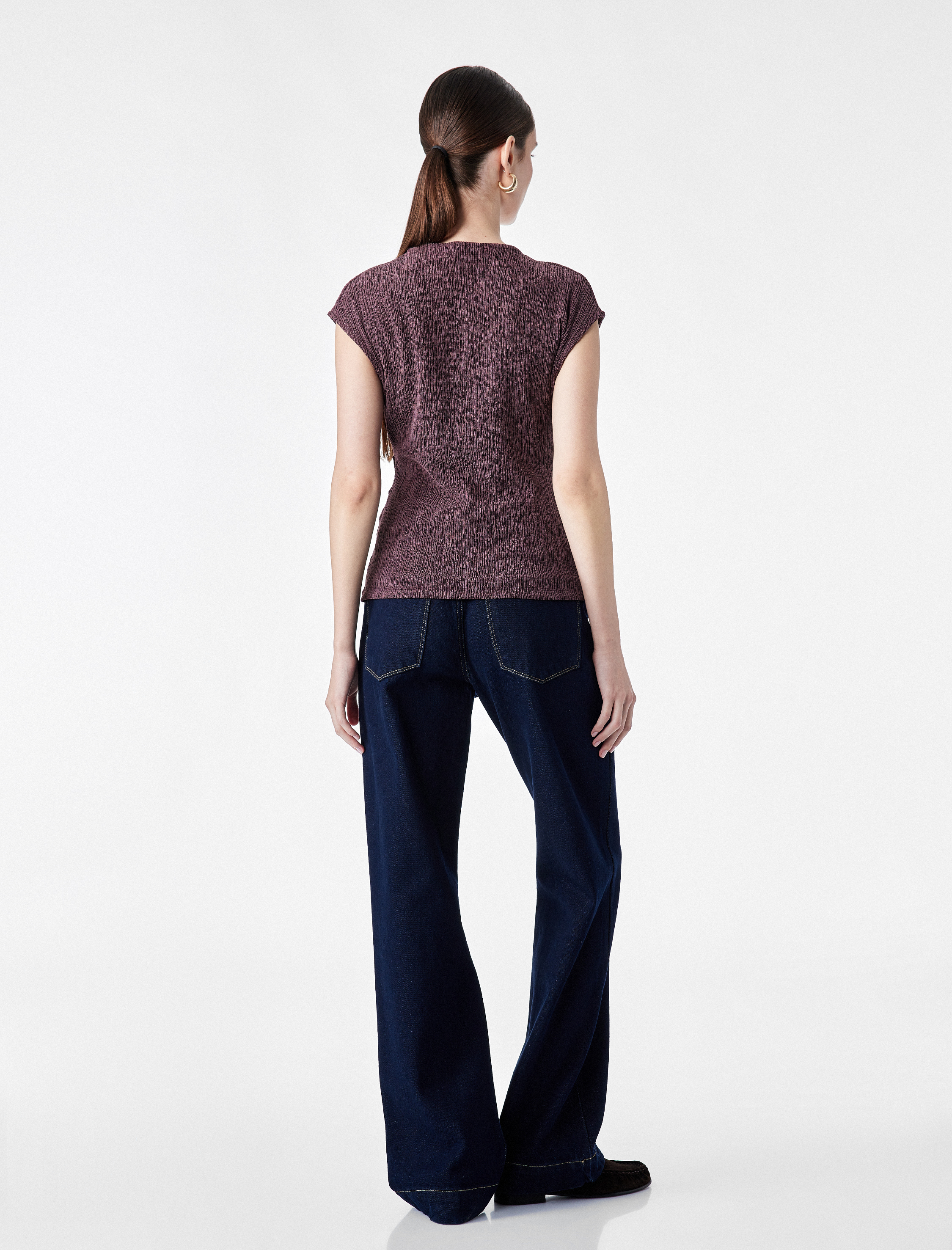   Slim Fit Bürümcük Kumaş Dokulu Metal Aksesuarlı Kruvaze Kolsuz Bluz