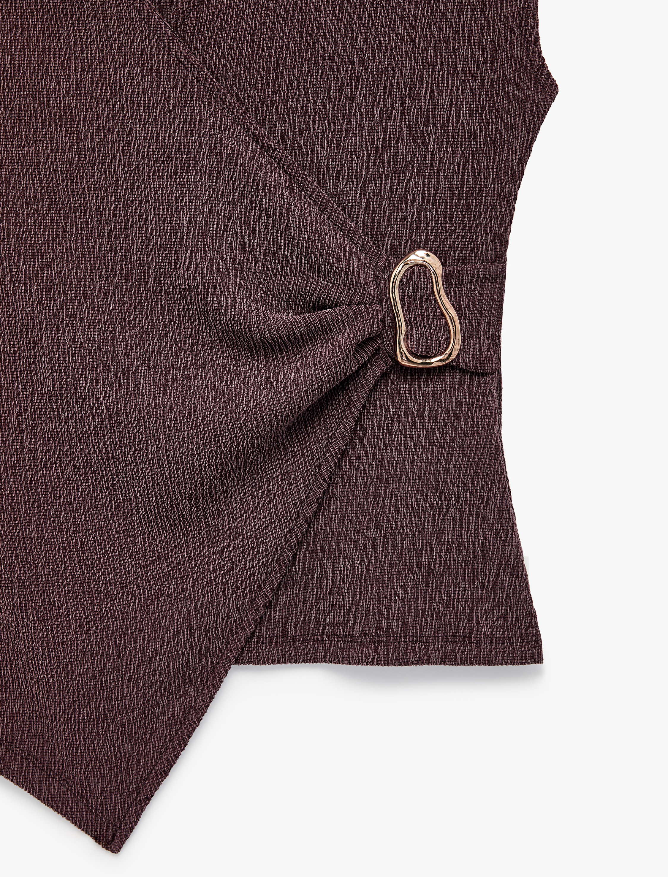   Slim Fit Bürümcük Kumaş Dokulu Metal Aksesuarlı Kruvaze Kolsuz Bluz