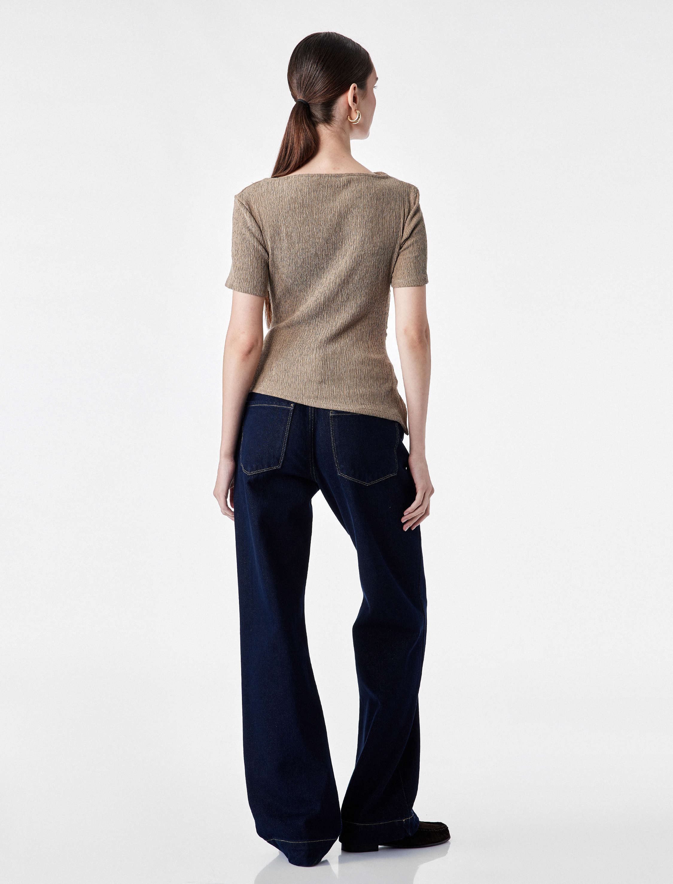   Slim Fit Büzgü Detaylı Bürümcük Kayık Yaka Kısa Kollu Asimetrik Tişört