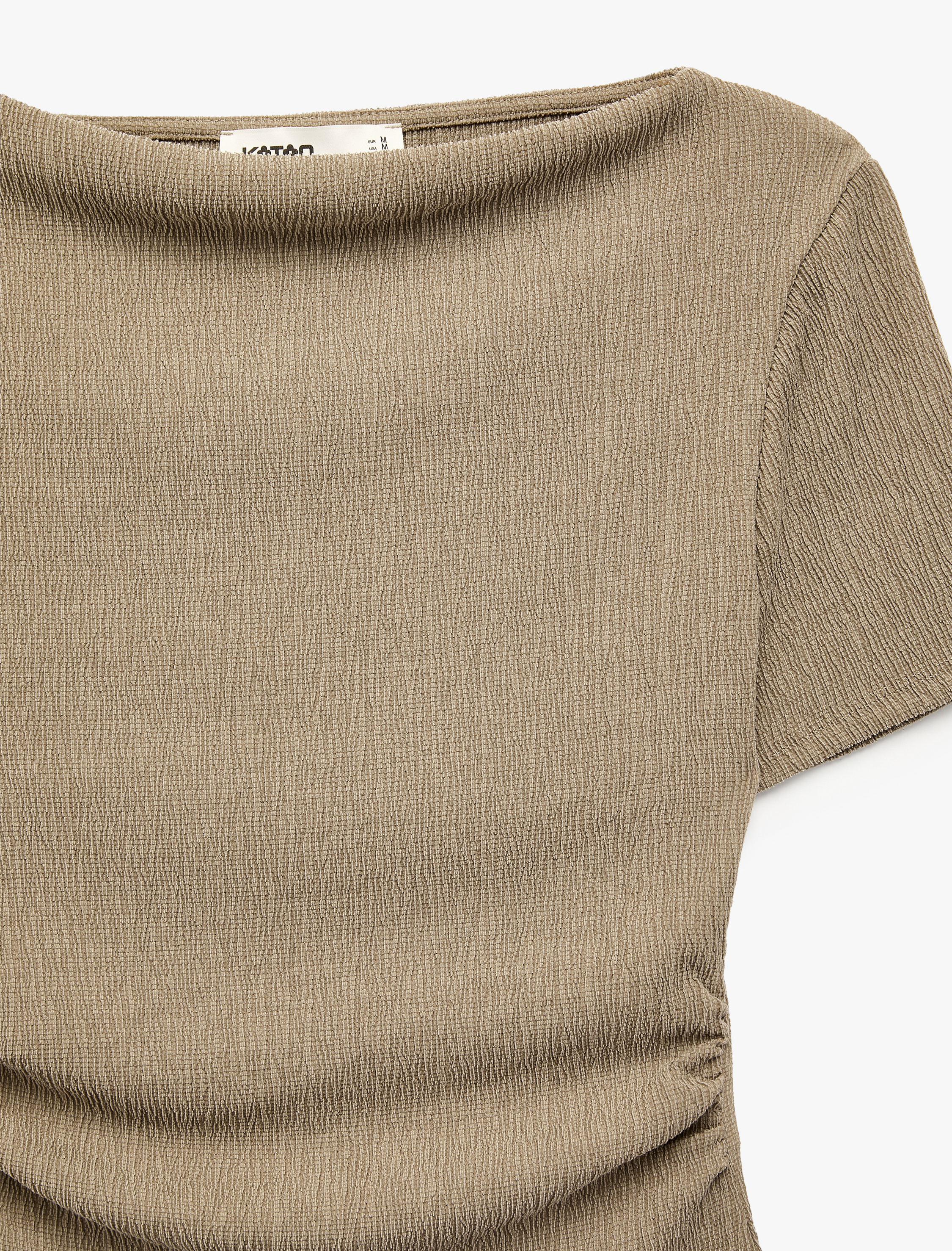   Slim Fit Büzgü Detaylı Bürümcük Kayık Yaka Kısa Kollu Asimetrik Tişört