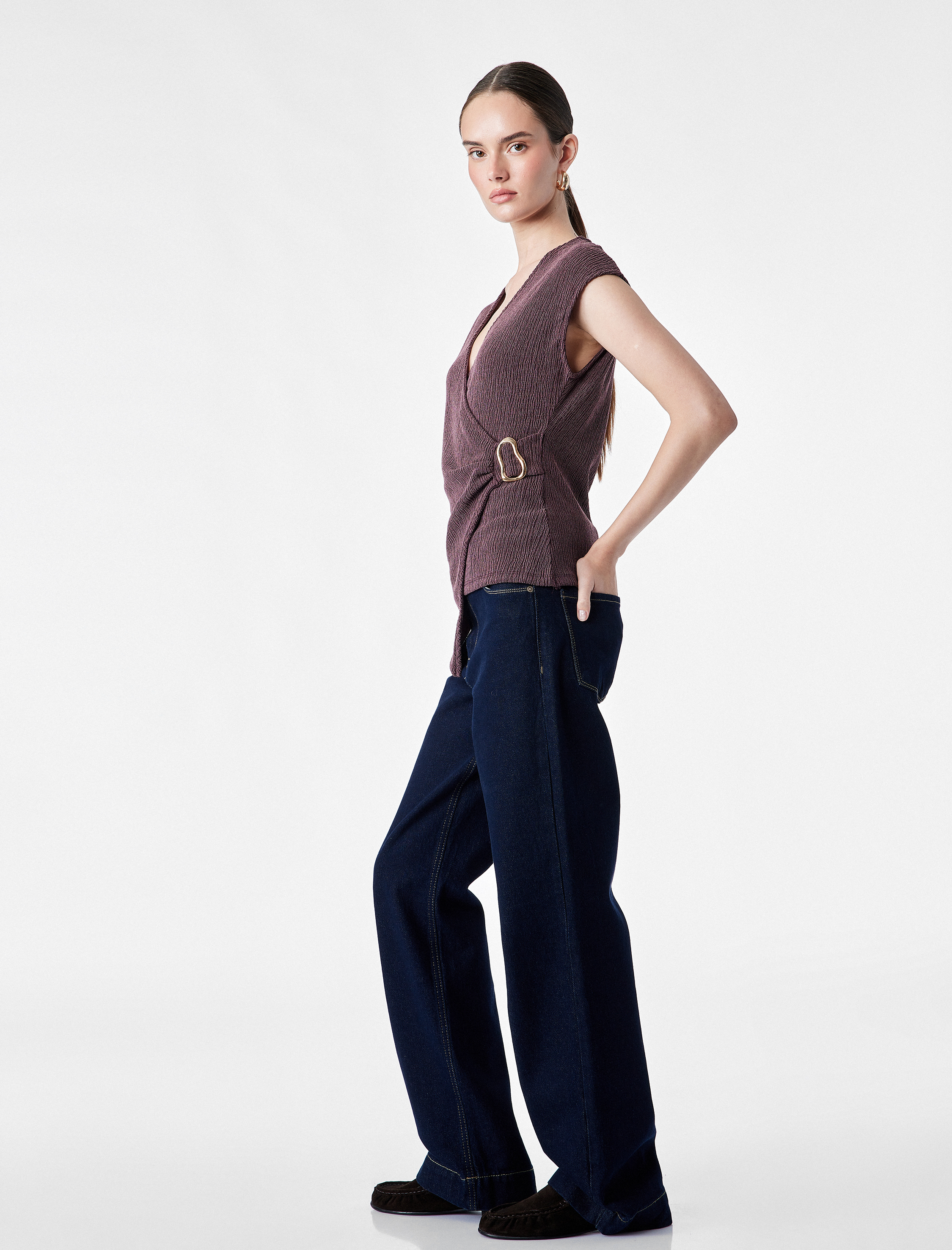   Slim Fit Bürümcük Kumaş Dokulu Metal Aksesuarlı Kruvaze Kolsuz Bluz