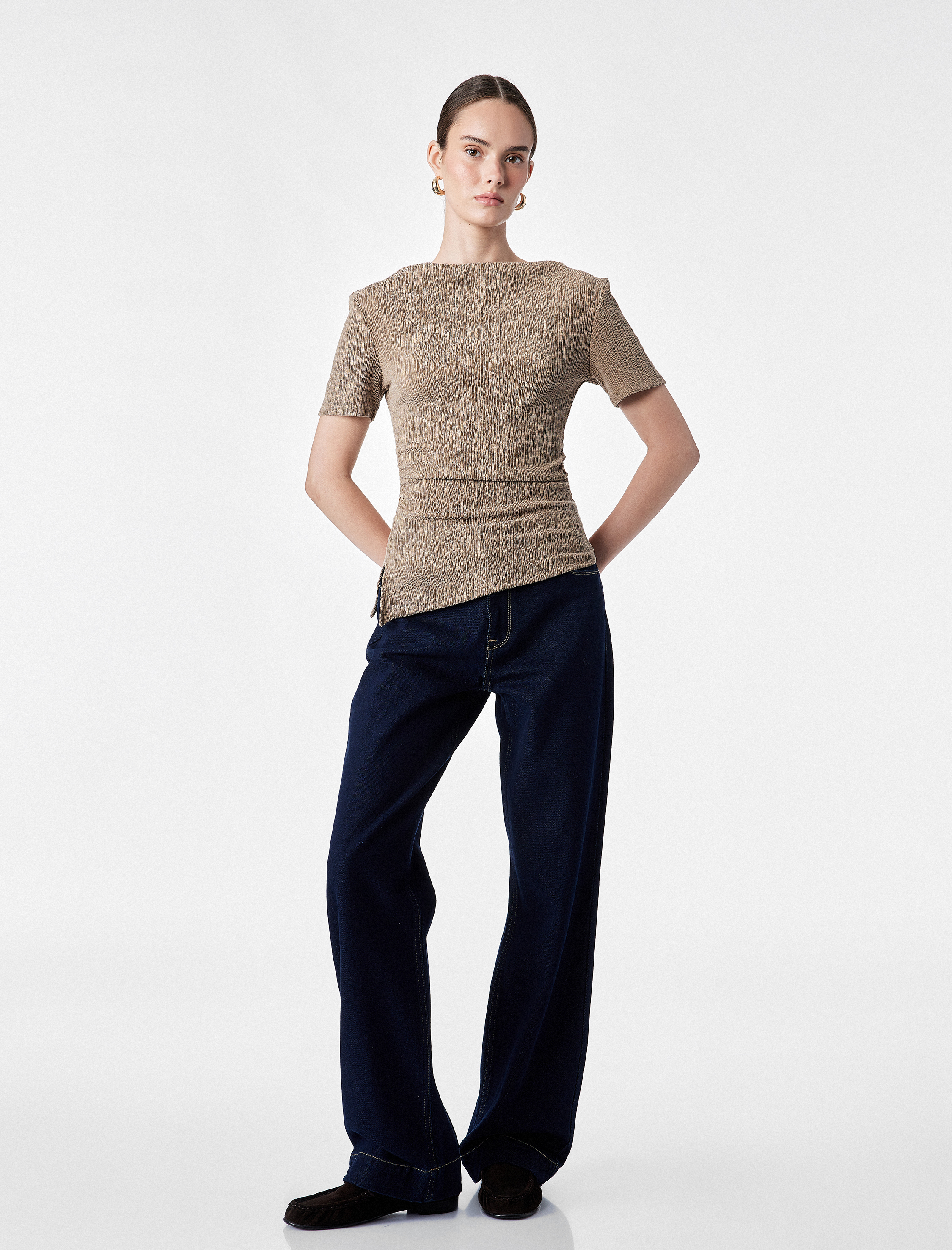   Slim Fit Büzgü Detaylı Bürümcük Kayık Yaka Kısa Kollu Asimetrik Tişört