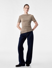 Slim Fit Büzgü Detaylı Bürümcük Kayık Yaka Kısa Kollu Asimetrik Tişört