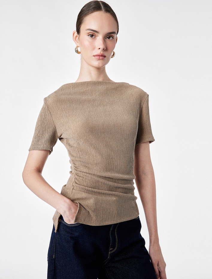  Slim Fit Büzgü Detaylı Bürümcük Kayık Yaka Kısa Kollu Asimetrik Tişört