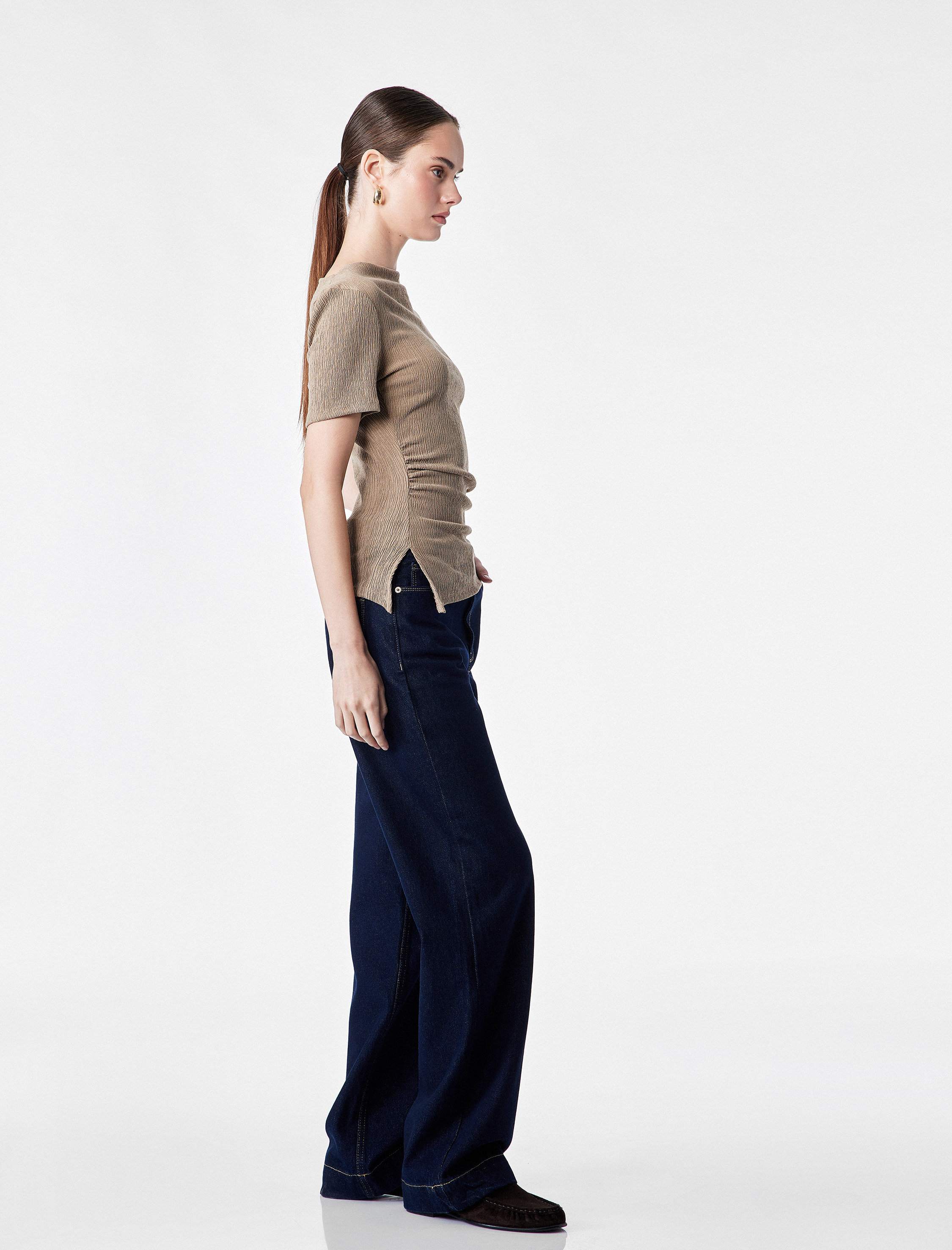   Slim Fit Büzgü Detaylı Bürümcük Kayık Yaka Kısa Kollu Asimetrik Tişört