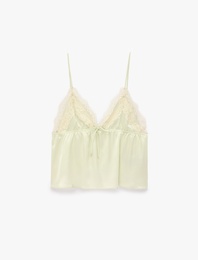 Rahat Kalıp Dantel Detaylı Saten Askılı Pijama Üstü