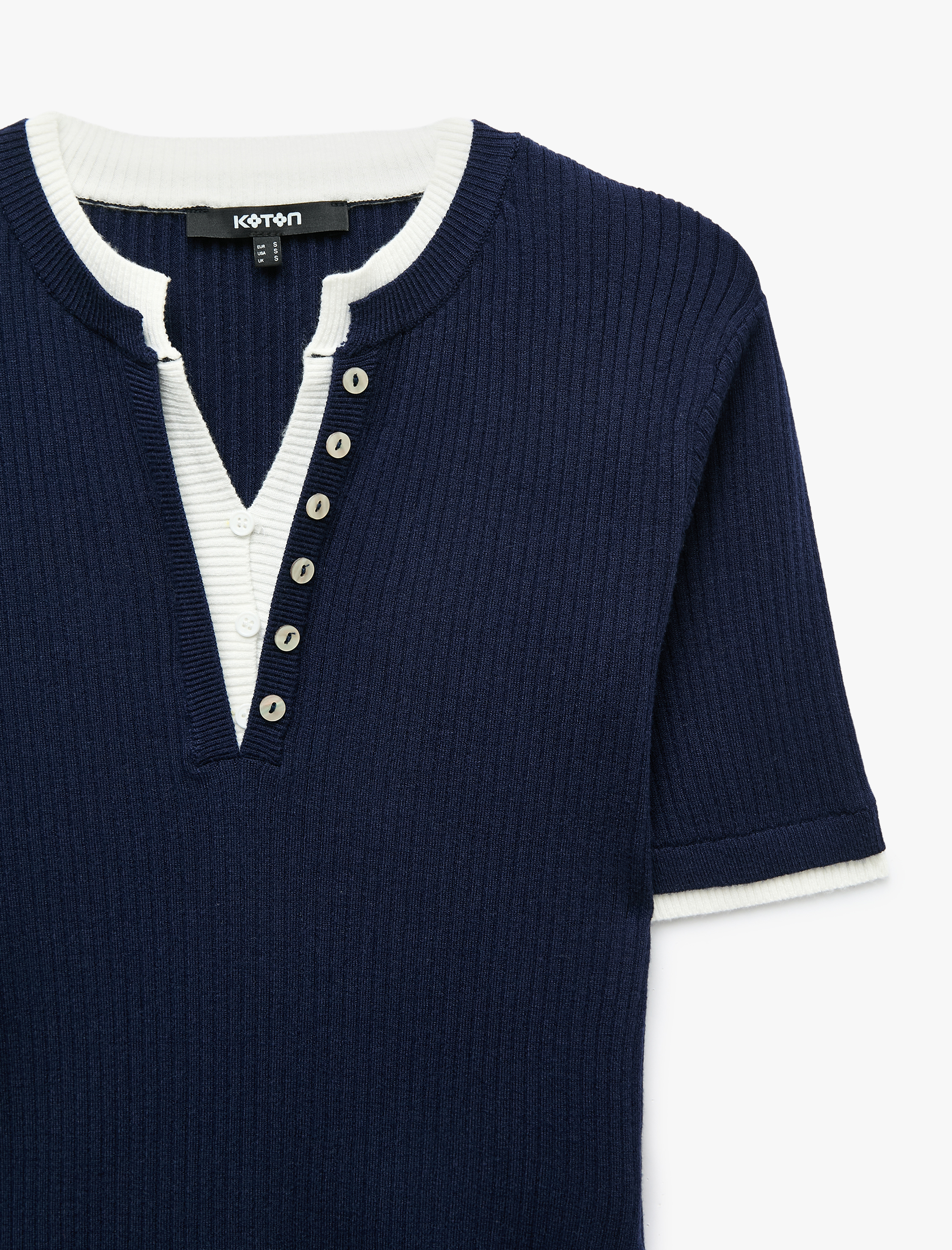   Regular Fit Kısa Kollu Katmanlı Henley Yaka Düğmeli Triko Kazak