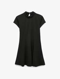 Krep Scuba Slim Fit A Kesim Dik Yaka Dantel Detaylı Kısa Kollu Mini Elbise