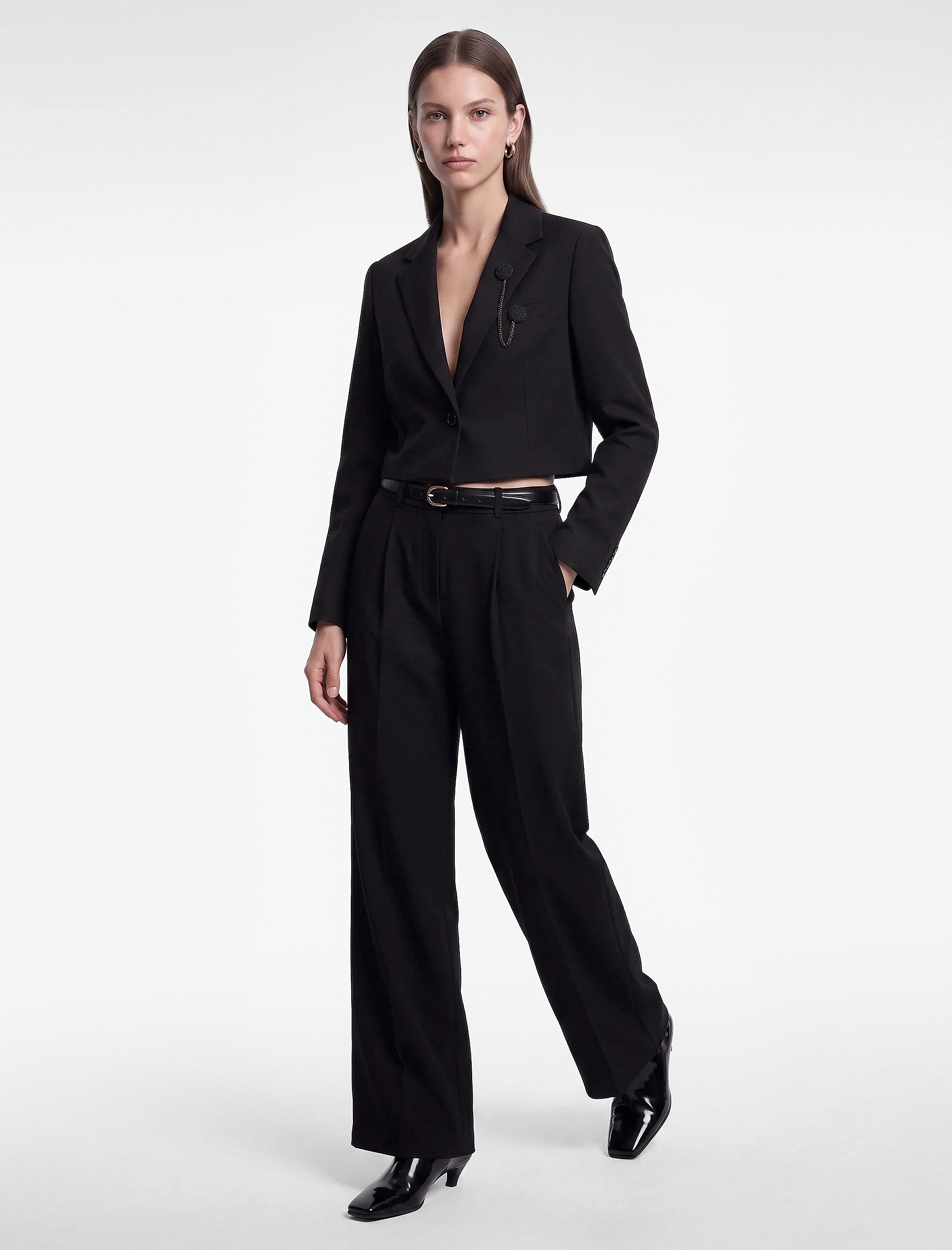   Broş Detaylı Geniş Yaka Uzun Kollu Crop Blazer Ceket