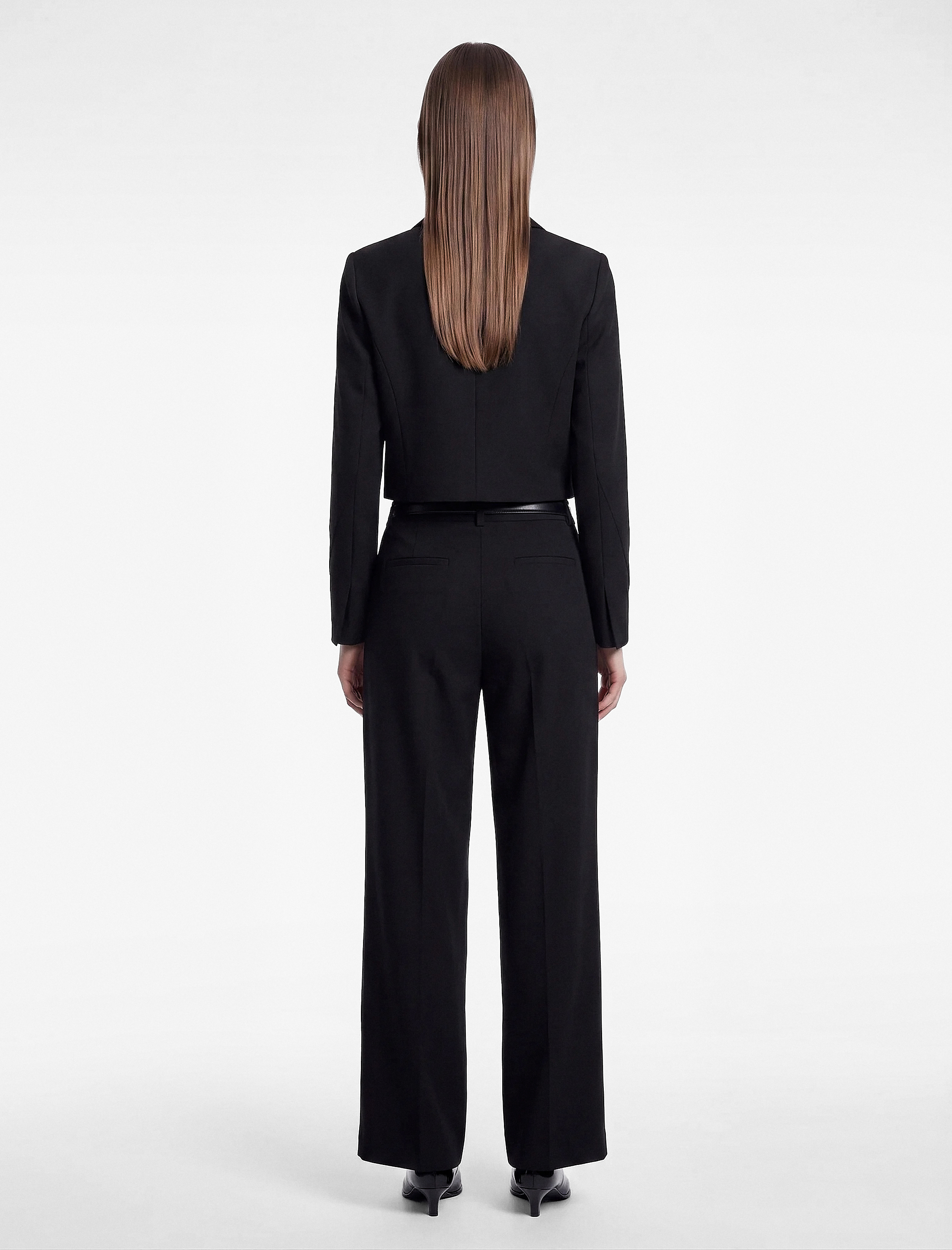   Broş Detaylı Geniş Yaka Uzun Kollu Crop Blazer Ceket