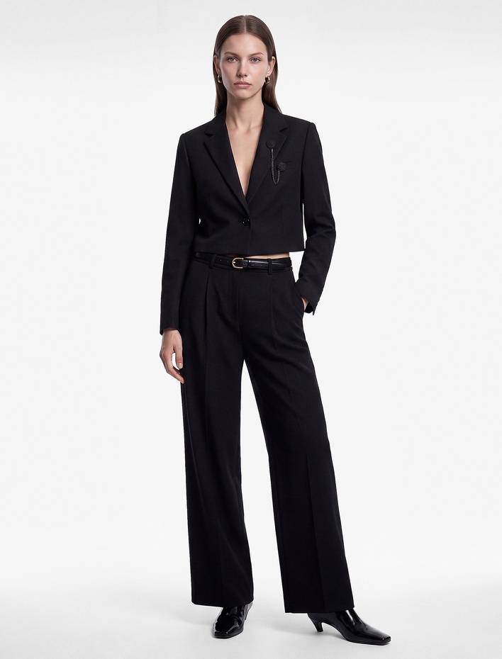  Broş Detaylı Geniş Yaka Uzun Kollu Crop Blazer Ceket